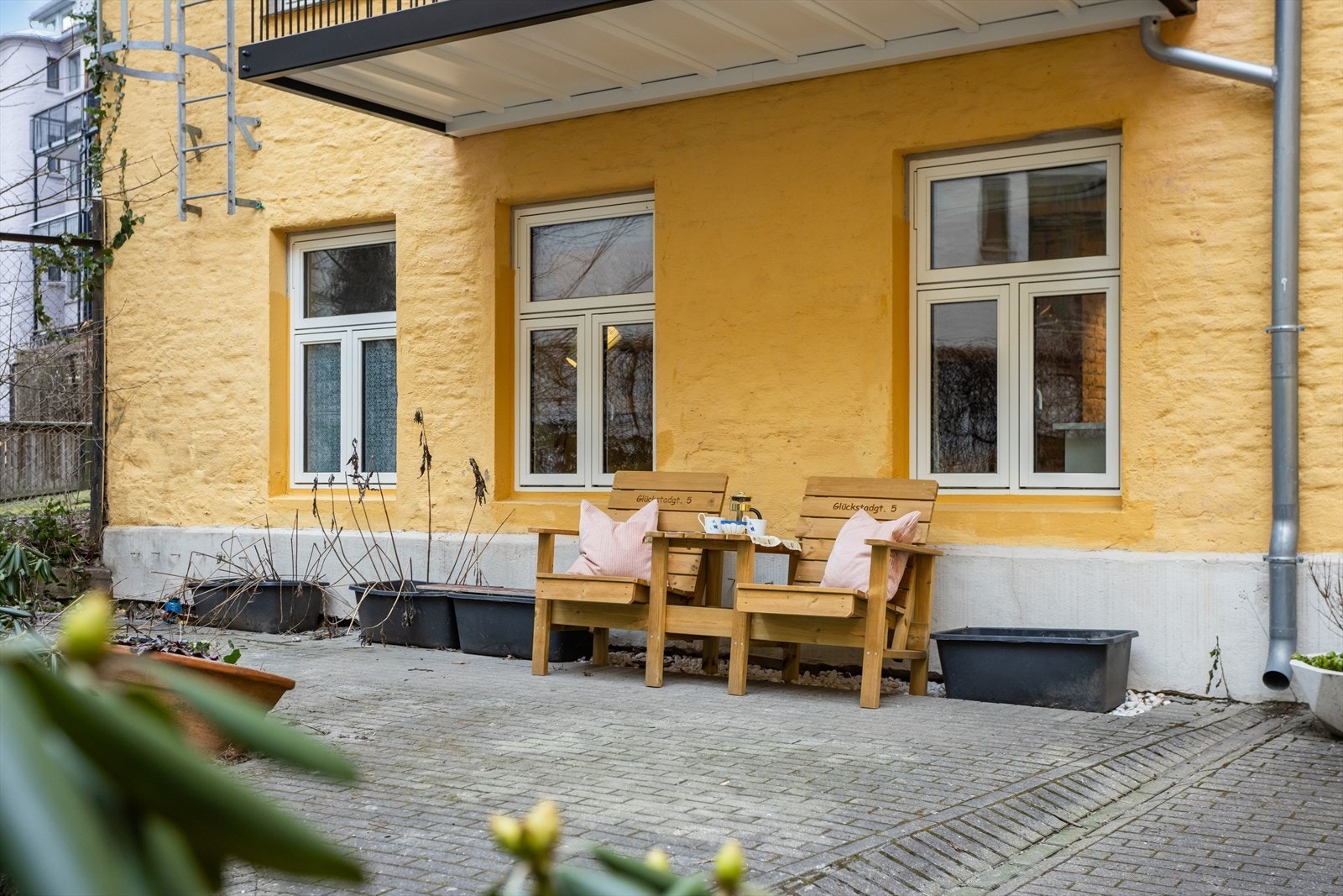 Indre gård består av grøntområder, beplantning og trivelige sittegrupper Galleribilde