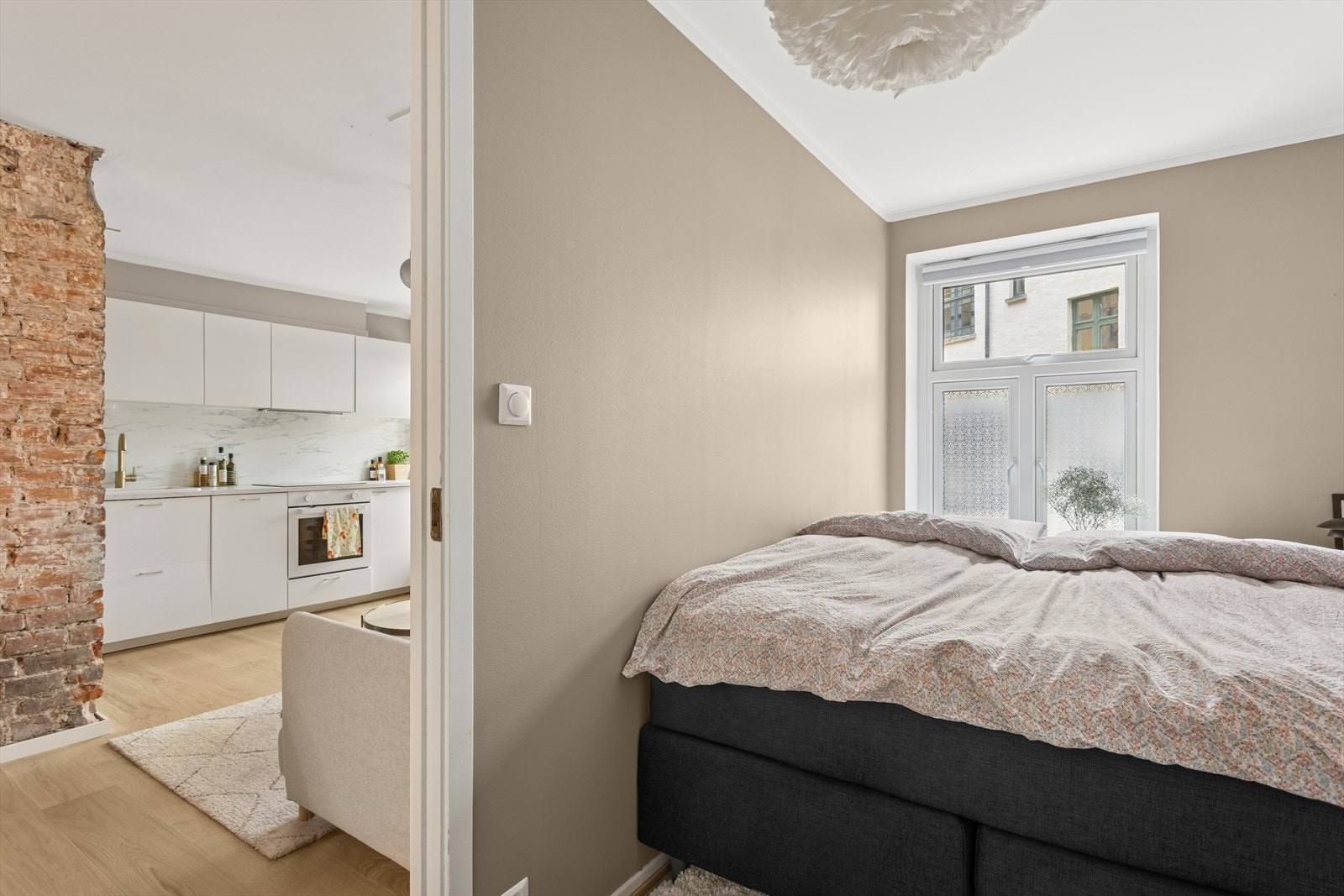 Soverommet er malt i en lun farge, her ligger alt til rette for en god natts søvn! Galleribilde