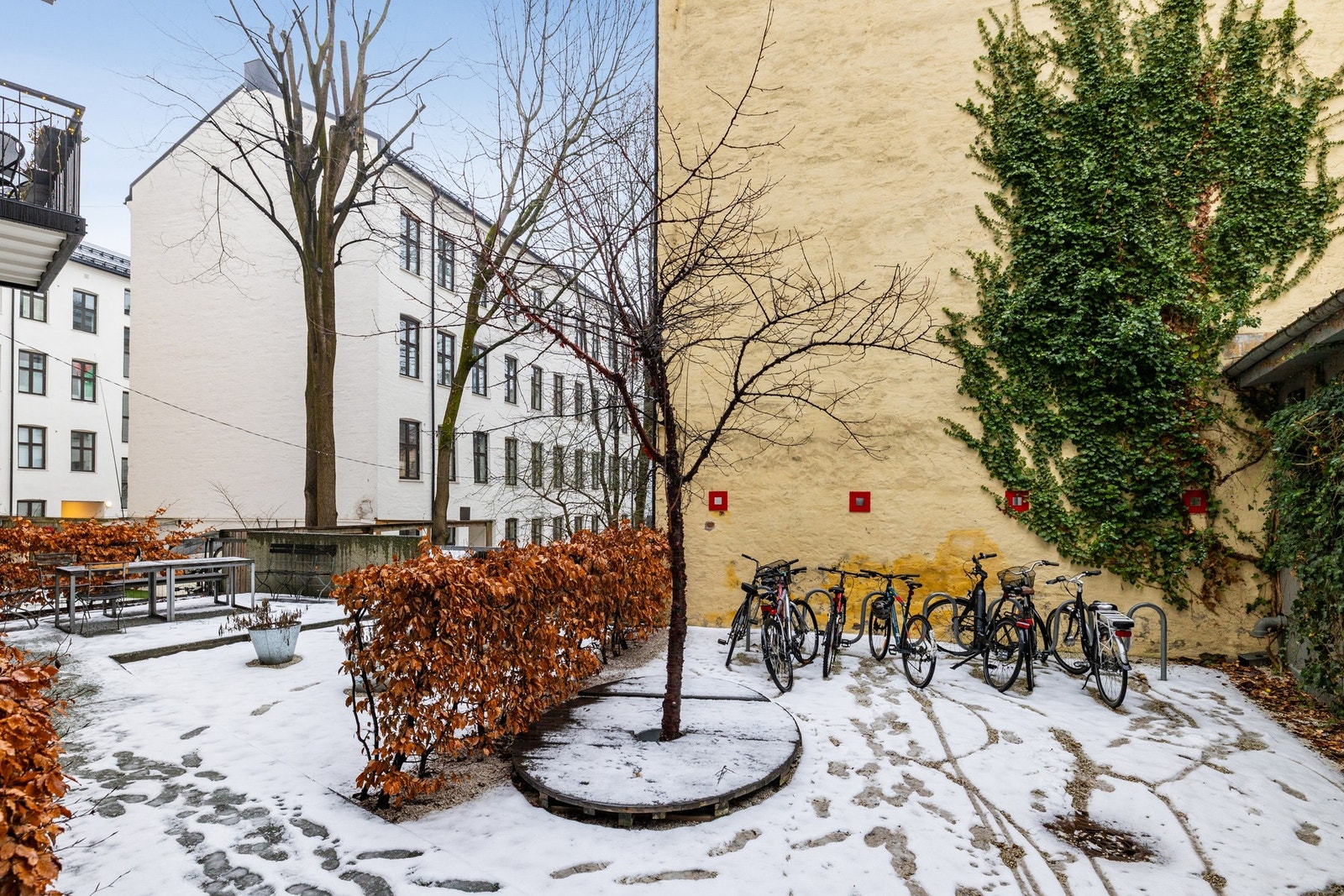 Hyggelig bakgård som kan benyttes av beboerne Galleribilde