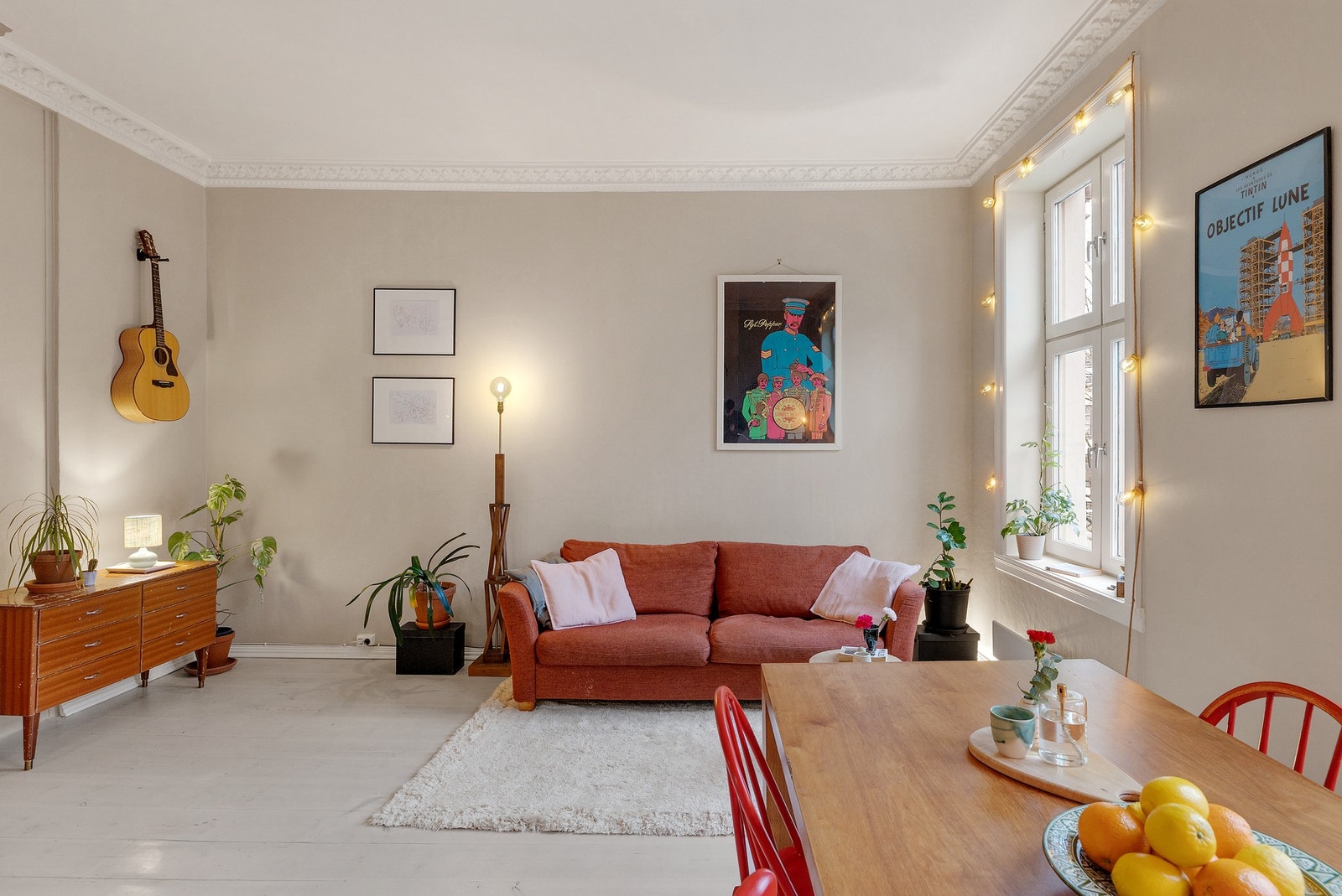 God plass til sofa med tilhørende møblement Galleribilde