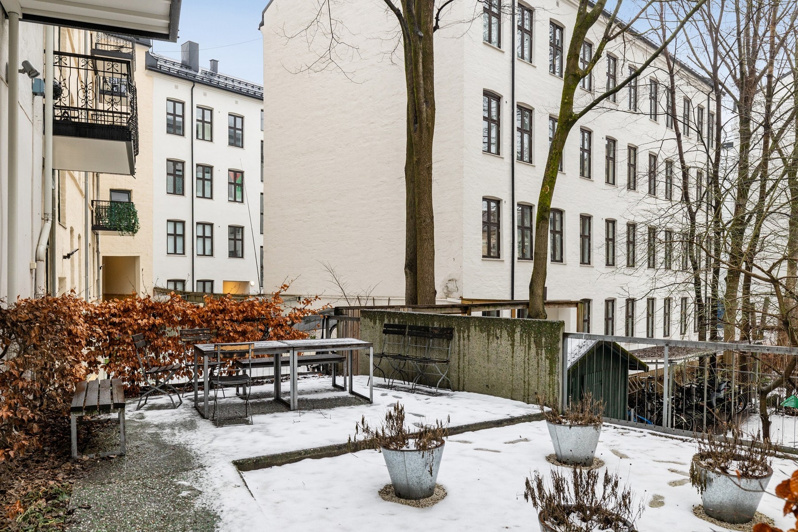 Her kan man benytte seg av sittebenker Galleribilde