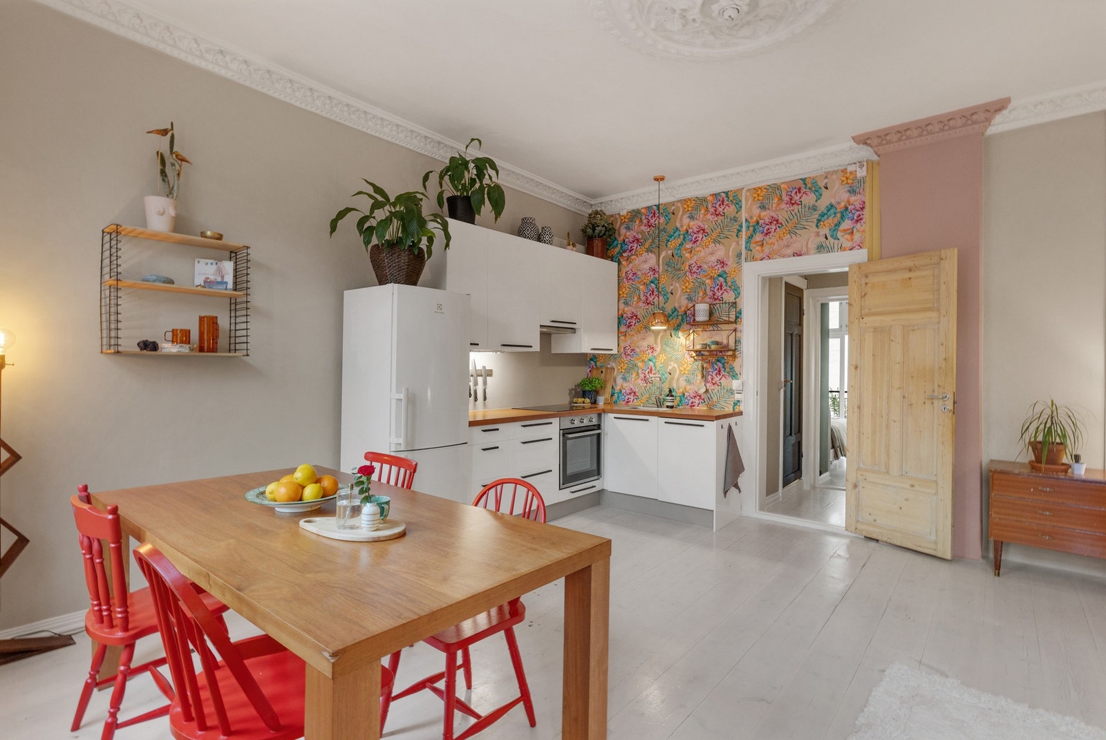 Integrerte hvitevarer med platetopp, komfyr og oppvaskmaskin Galleribilde