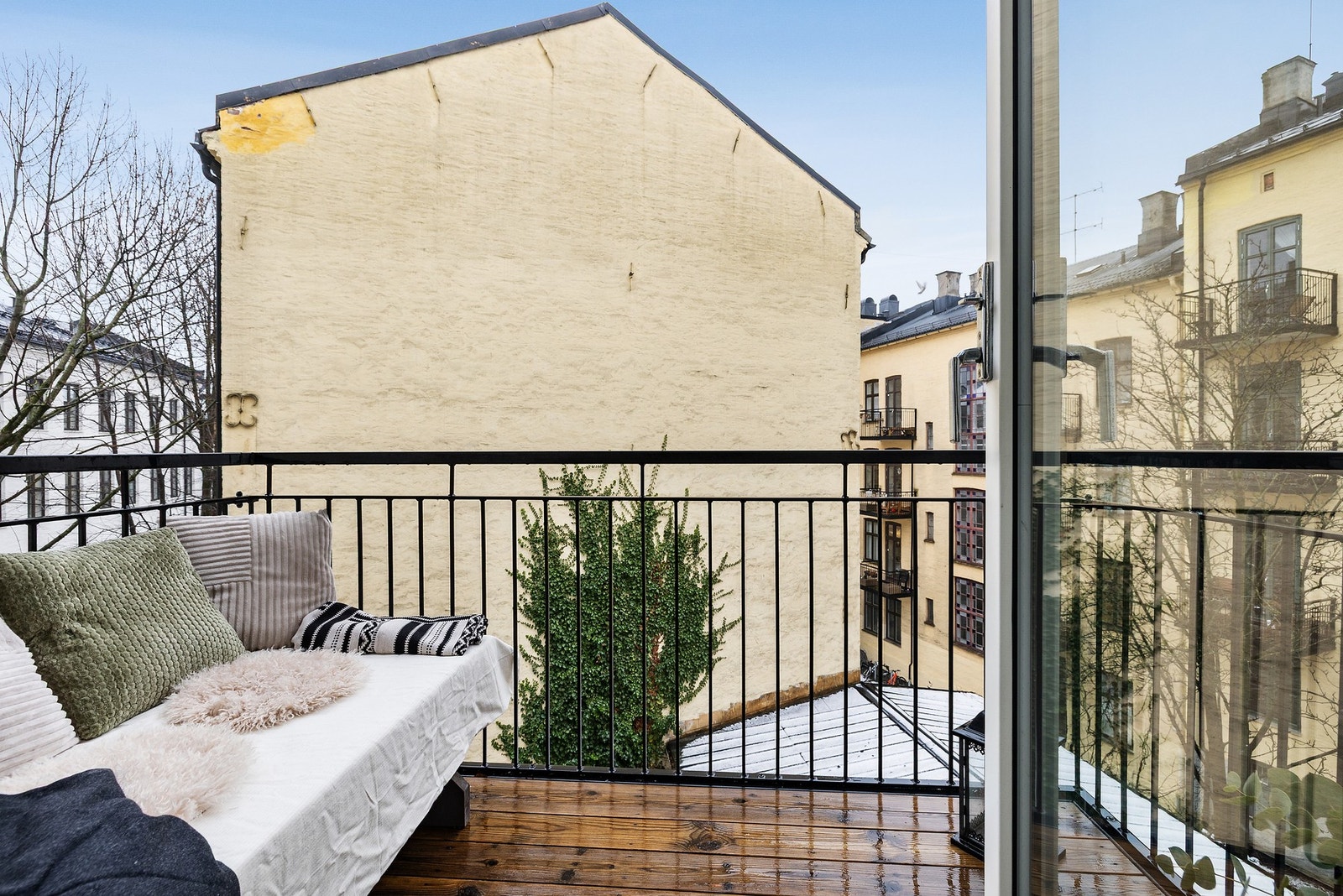 Balkong på 3,5 kvm med plass til ønsket møblement Galleribilde