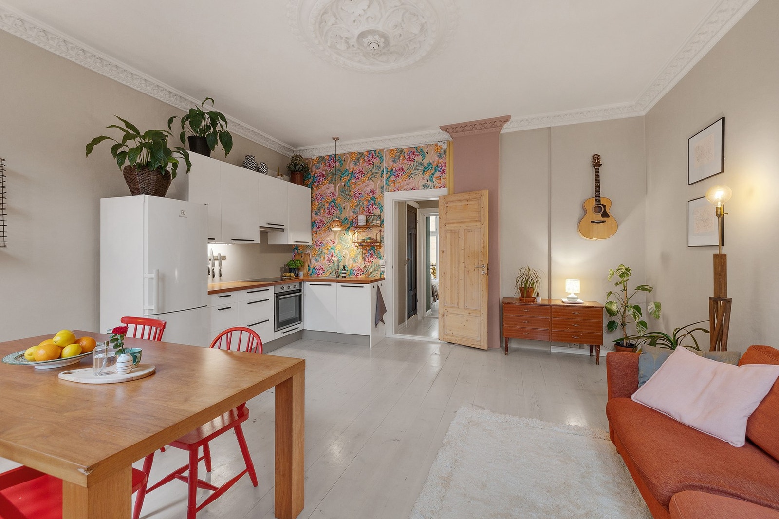 Åpen stue- og kjøkkenløsning gjør leiligheten svært attraktiv Galleribilde