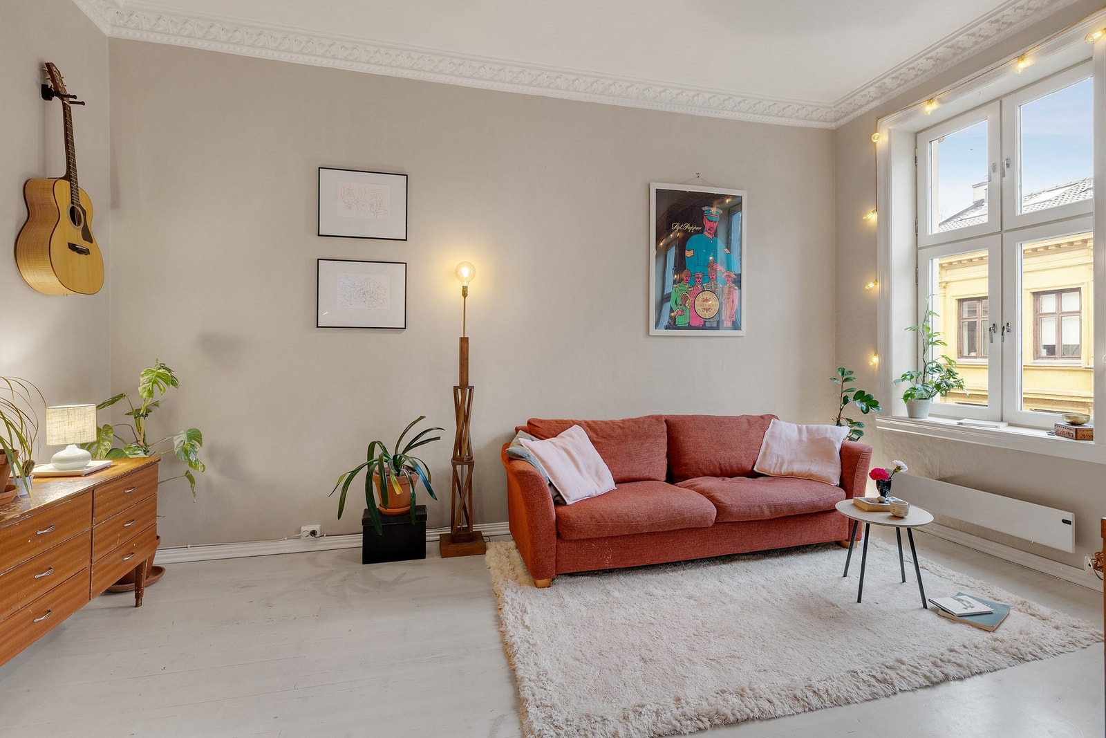 Store vinduer som slipper inn rikelig med naturlig lys Galleribilde