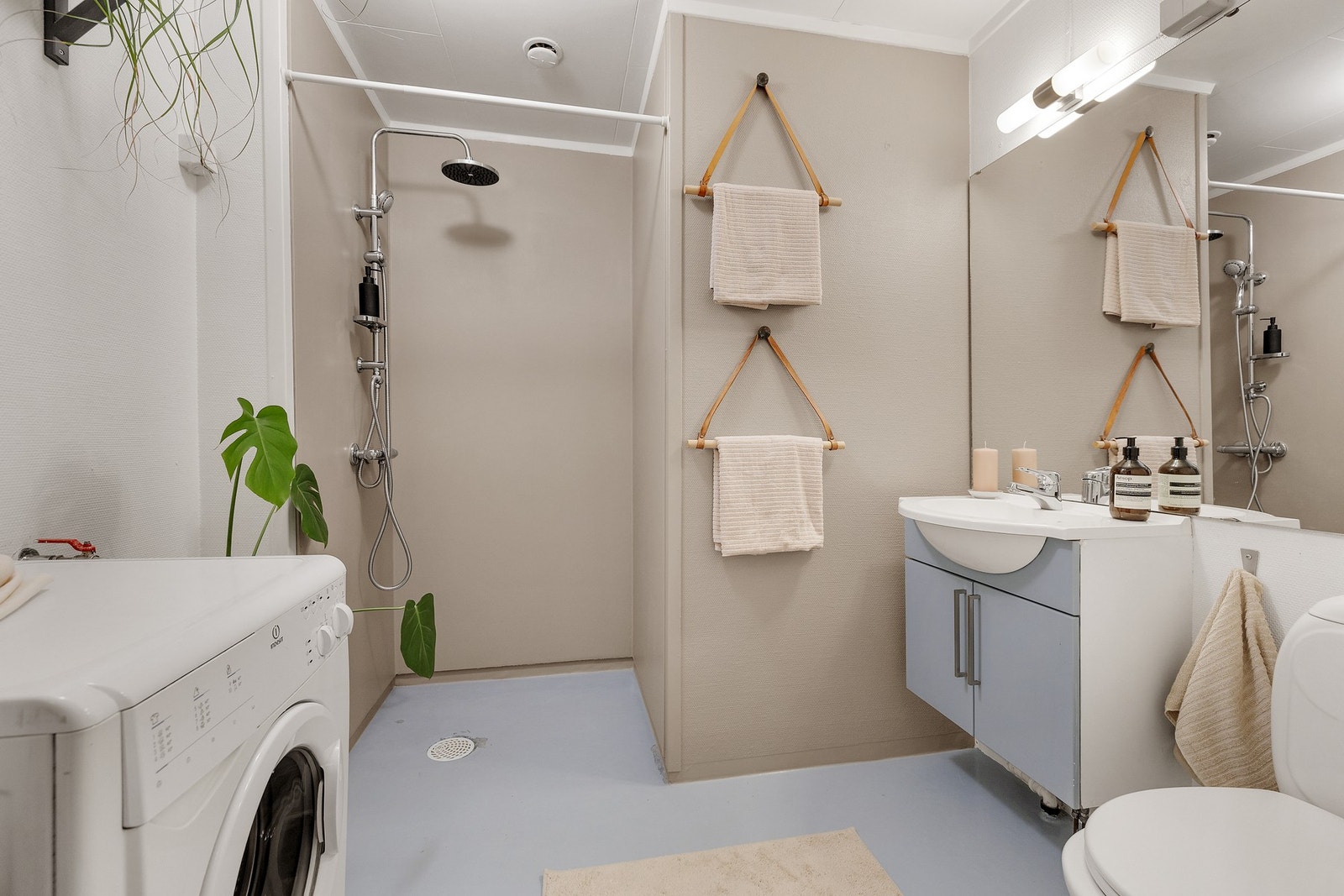 Bad med opplegg for vaskemaskin Galleribilde