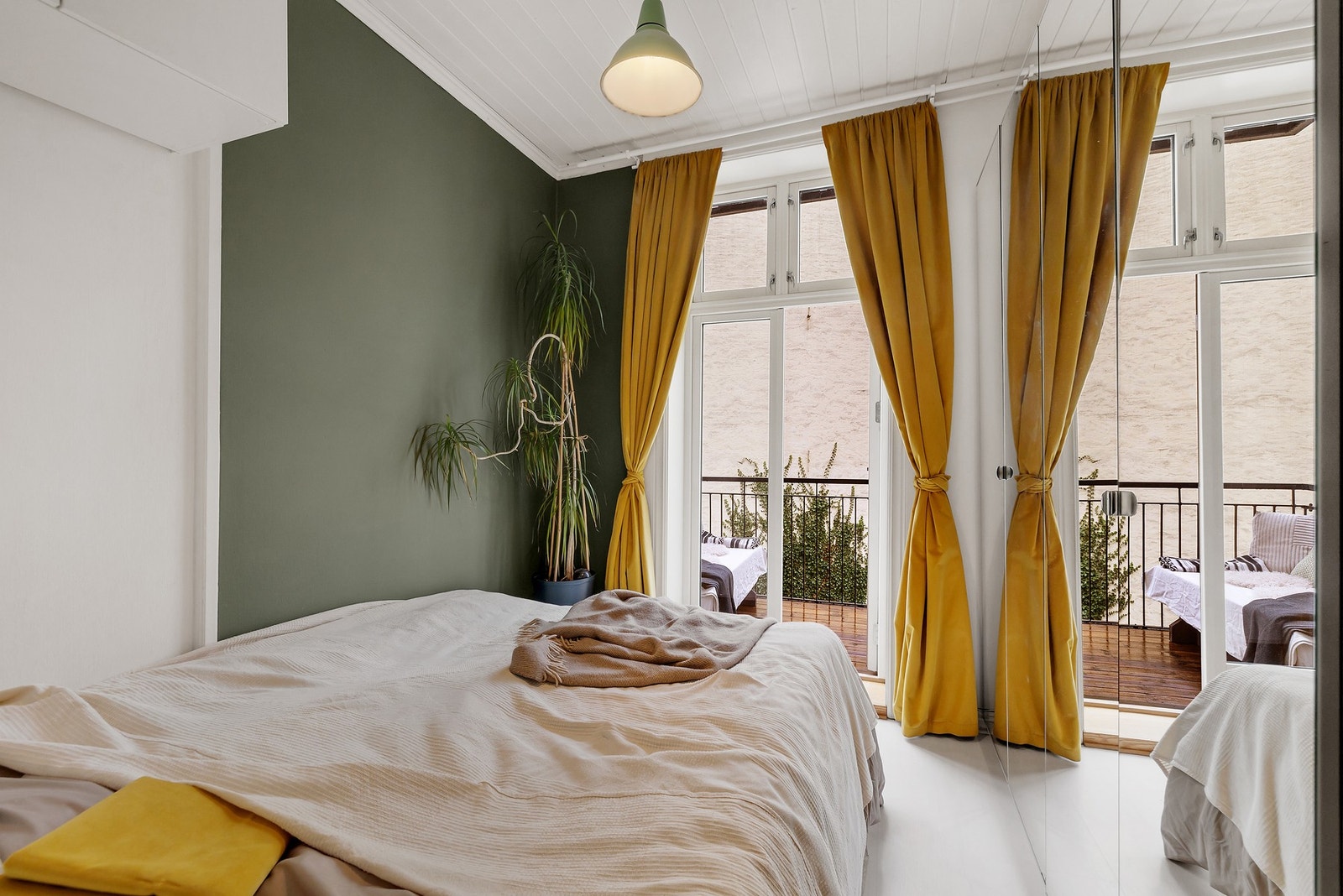 Nydelig soverom med god plass til dobbeltseng Galleribilde