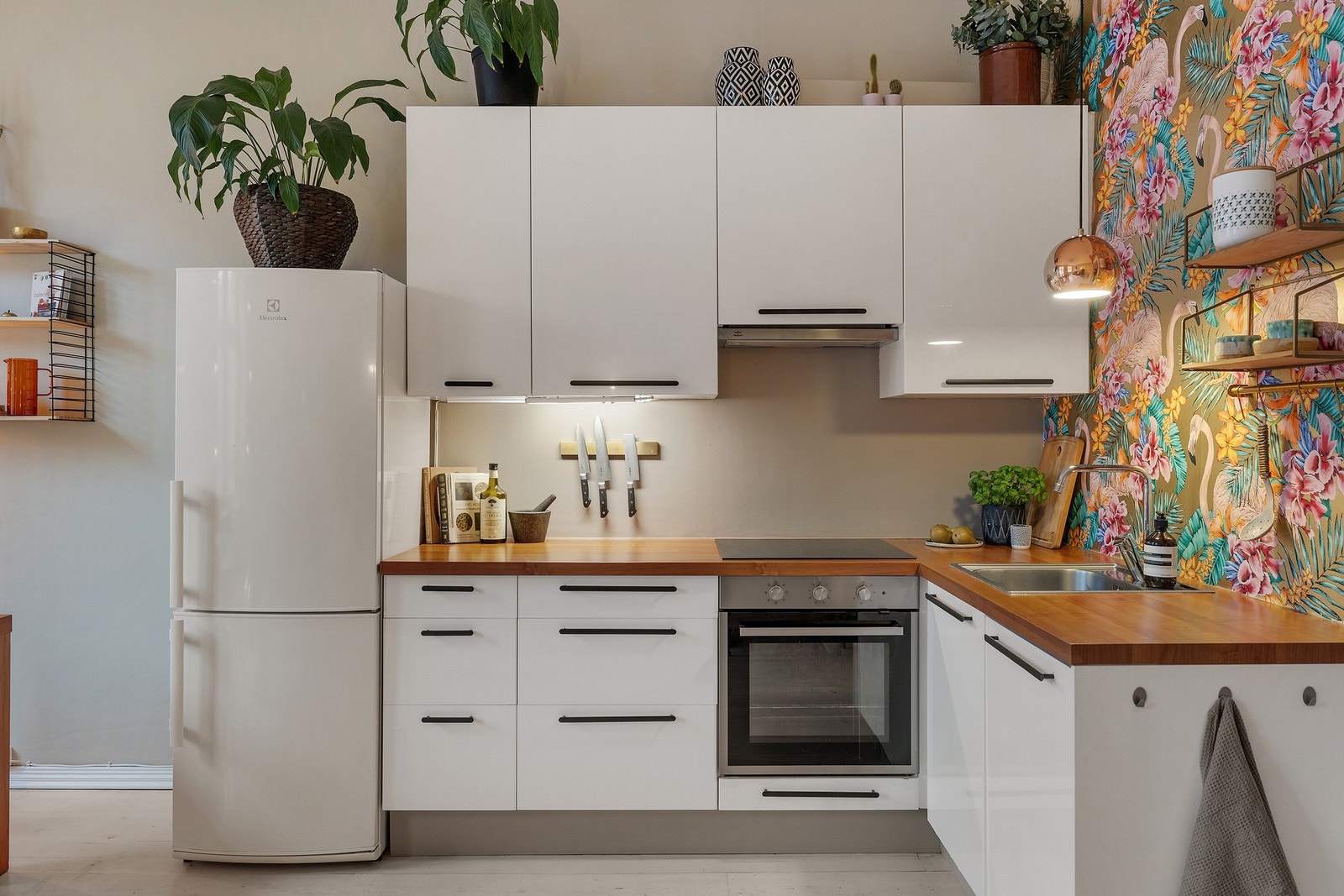 Kjøkkenet har både over - og underskap som gir rikelig med oppbevaring Galleribilde