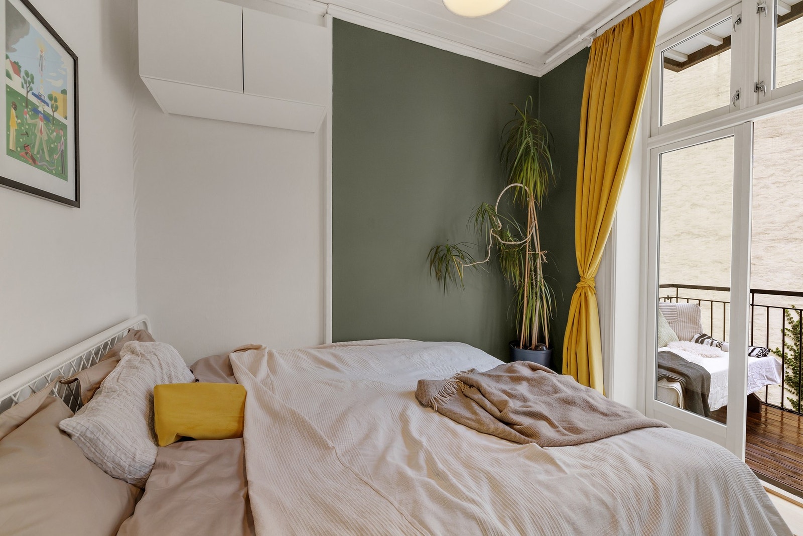 Rommet er holdt i en moderne fargepalett Galleribilde