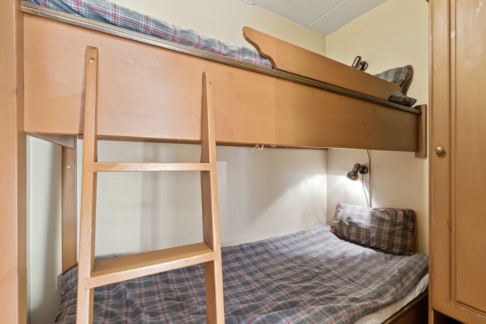 Alkoven kan ikke brukes som sovealkove grunnet skyvedør. Dersom døren fjernes kan den brukes som sovealkove. Galleribilde