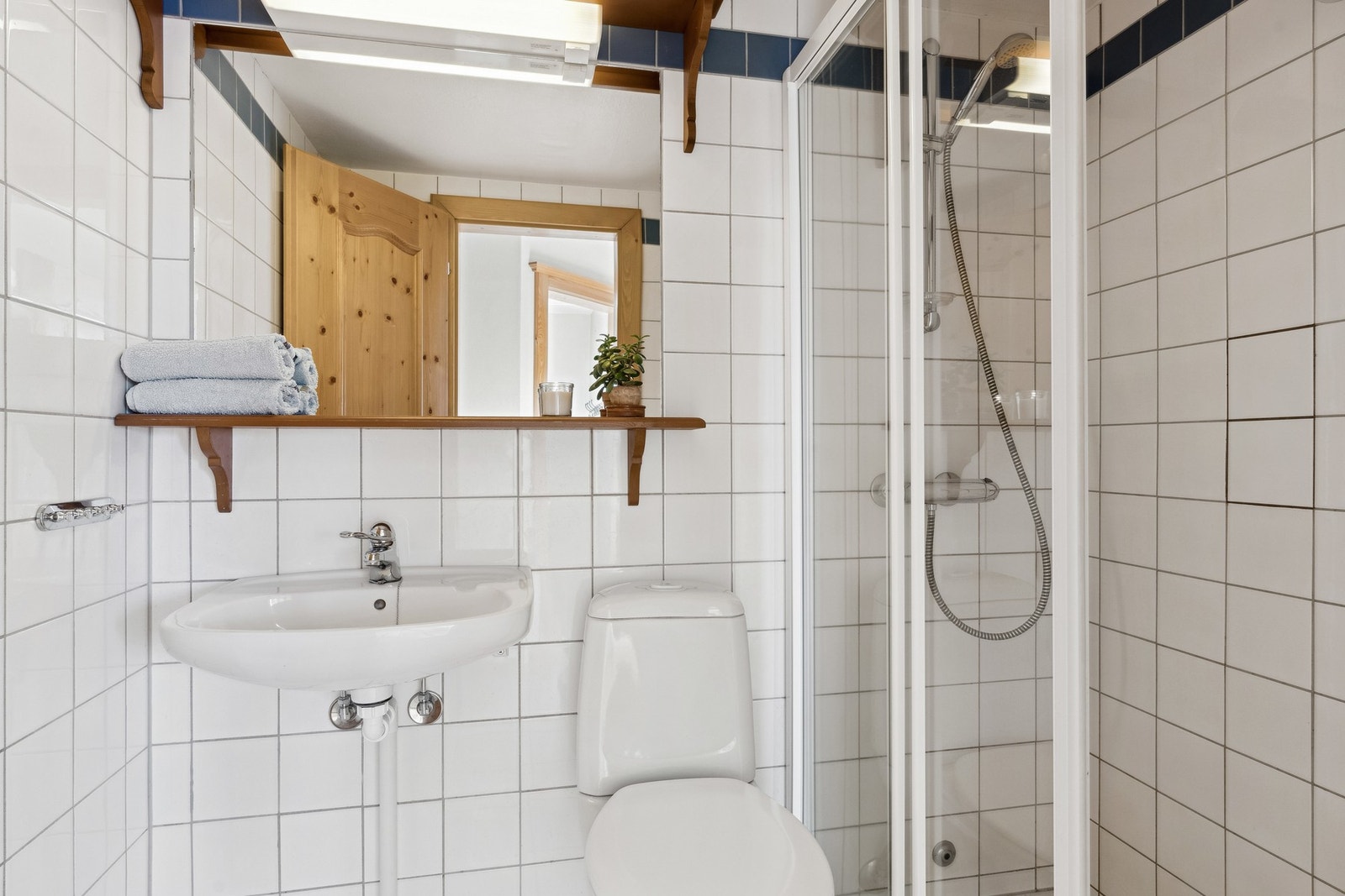 Leiligheten har 2 bad hvor begge med dusjnisje, toalett, vegghengt servant og speil med hylle Galleribilde