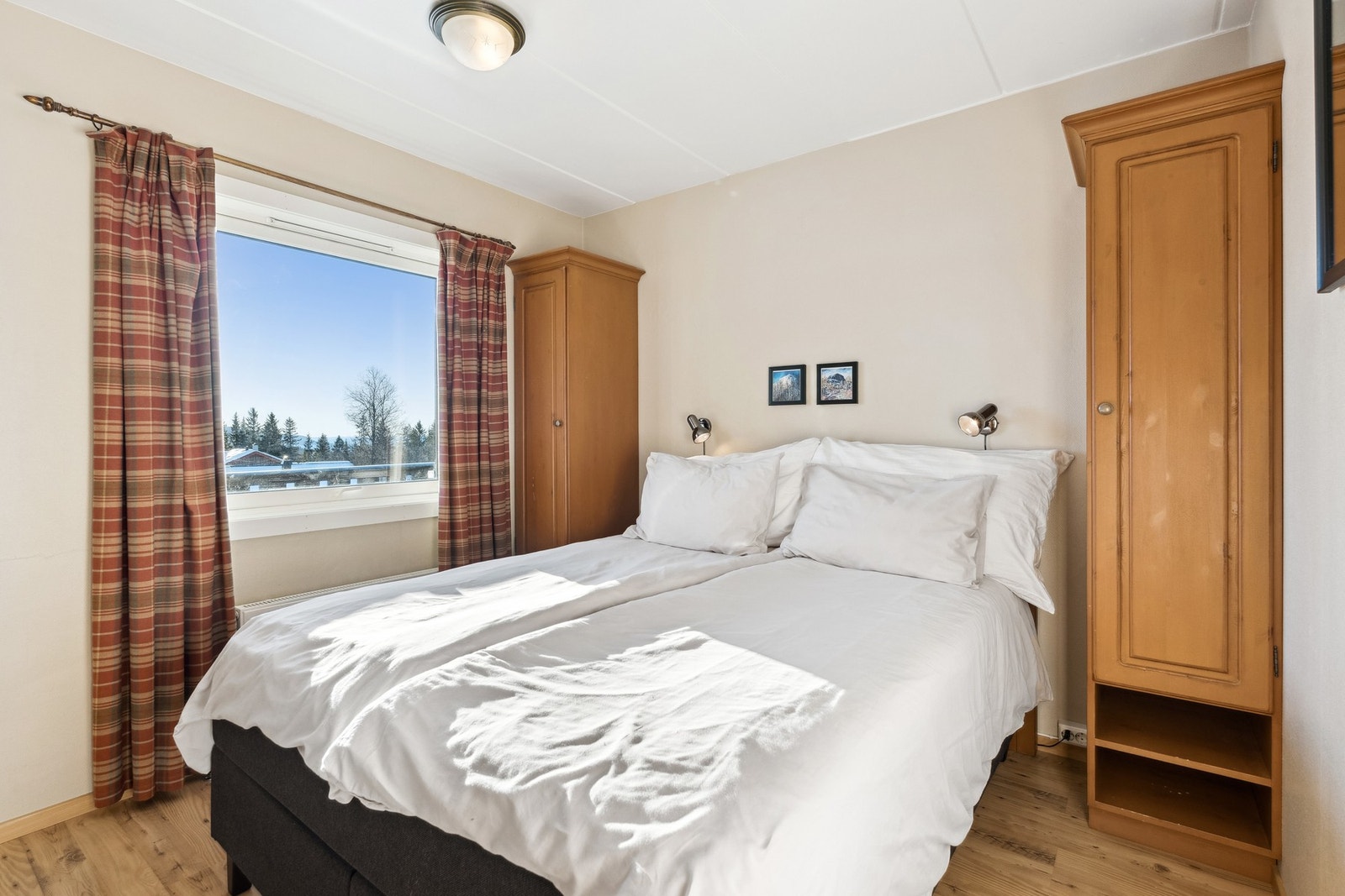 Soverom 2 har plassbygget skap på hver side av sengen Galleribilde