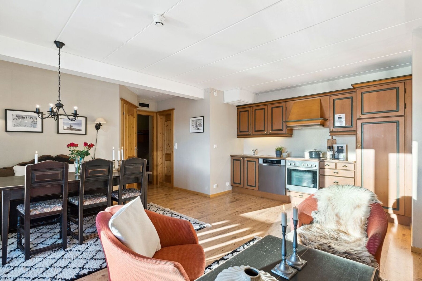 Åpen stue og kjøkken med sone for sofa- og spiseplass Galleribilde