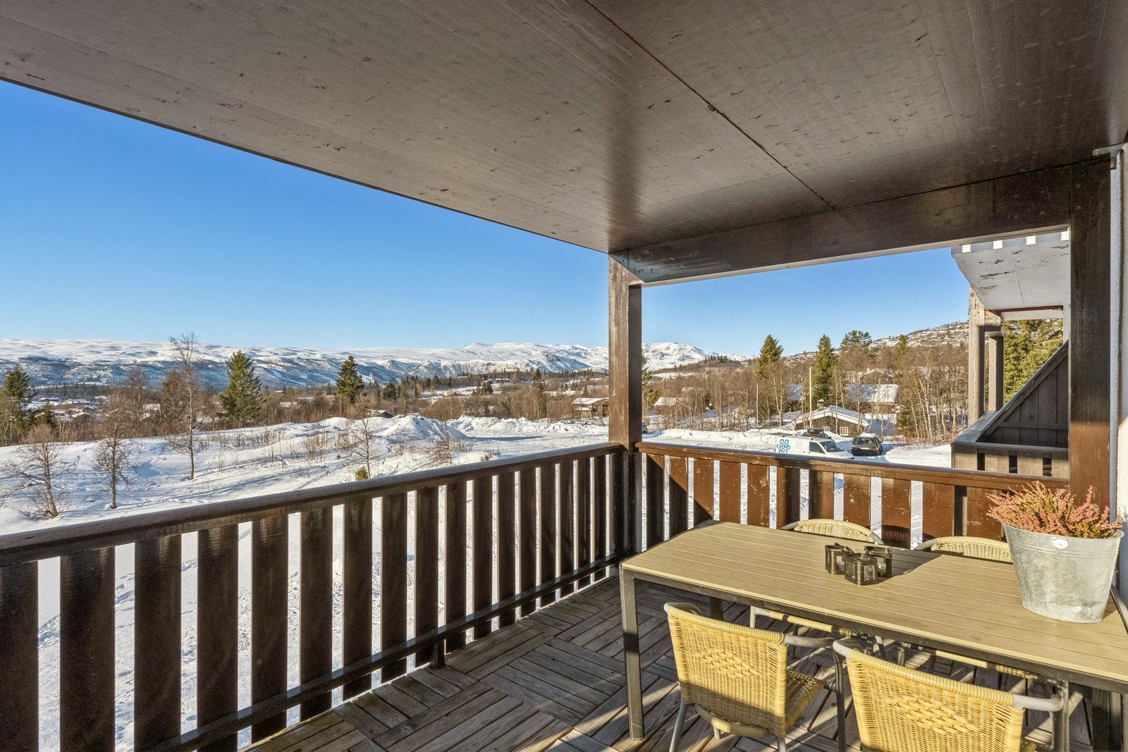 Leiligheten har en god plassering i sameiet da den ligger skjermet fra veien i enden med fin utsikt mot tjernet og Slettefjell Galleribilde