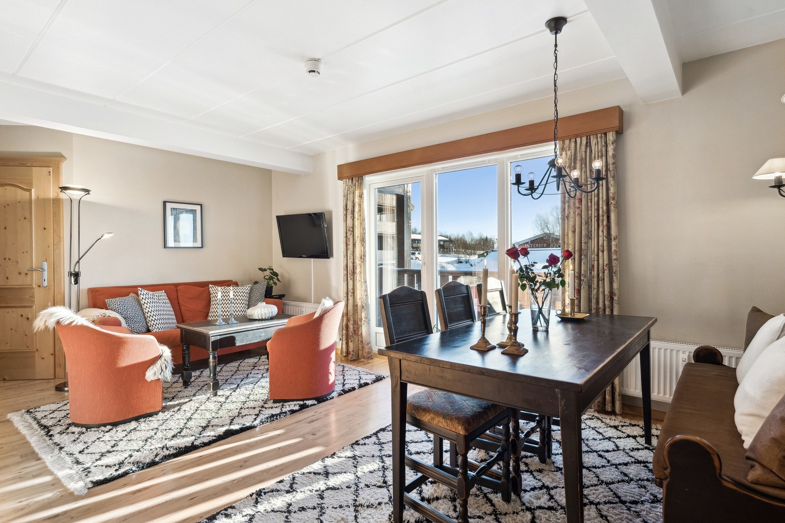 Eiendomsmegler Siri Lyseng Solberg presenterer denne fritidsleiligheten i Fjellparken på Beitostølen. Foto: Christine Stokkebryn Galleribilde