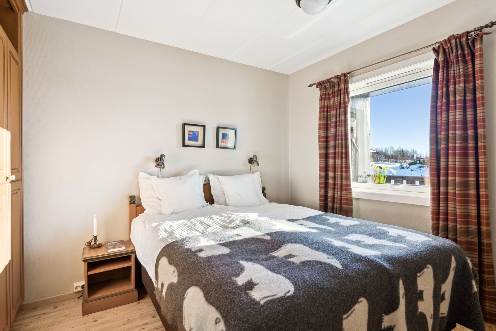 Soverom 1 har plassbygget garderobeskap Galleribilde