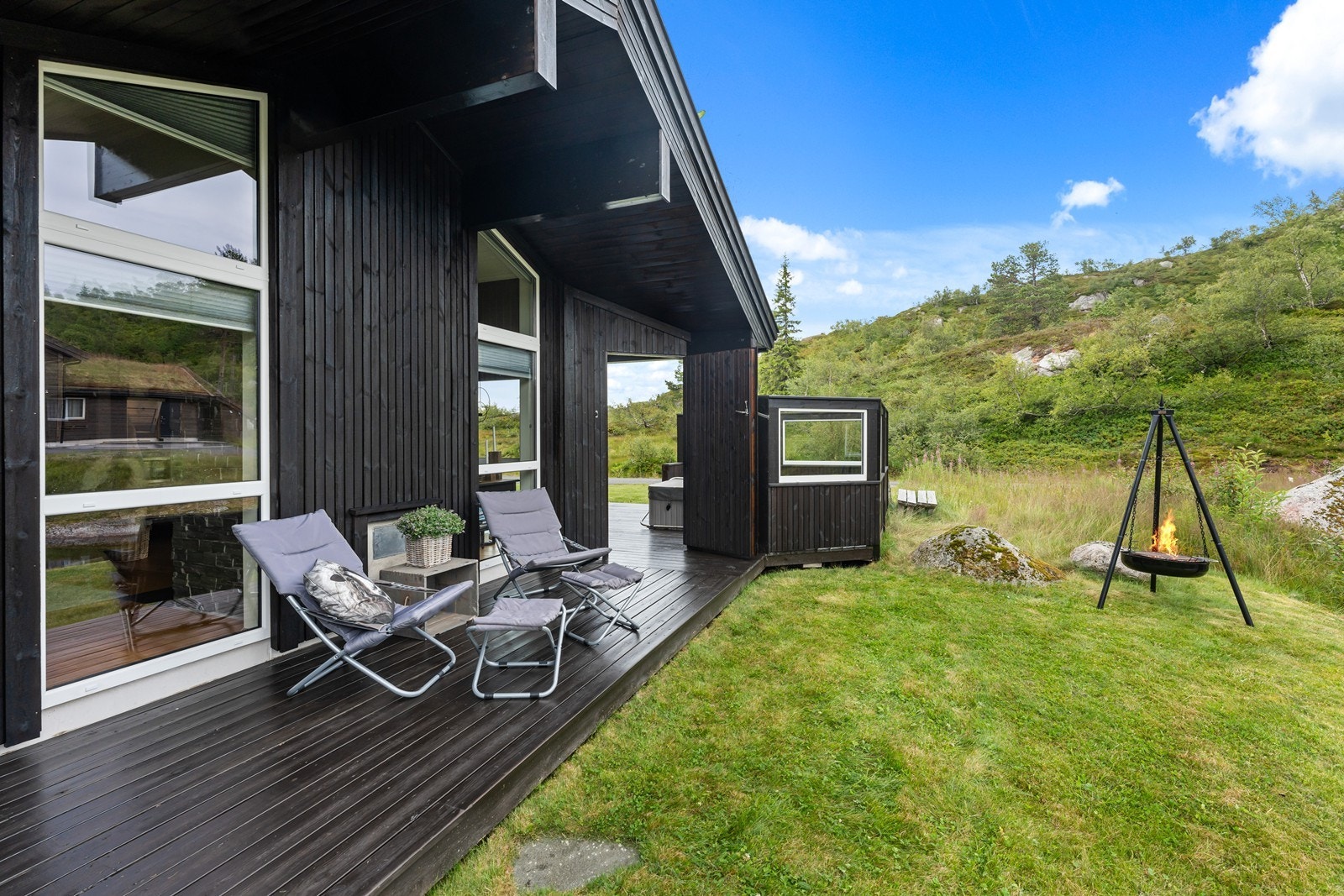 På vestsiden av hytten mot tjernet er en fin platting utenfor stuen Galleribilde