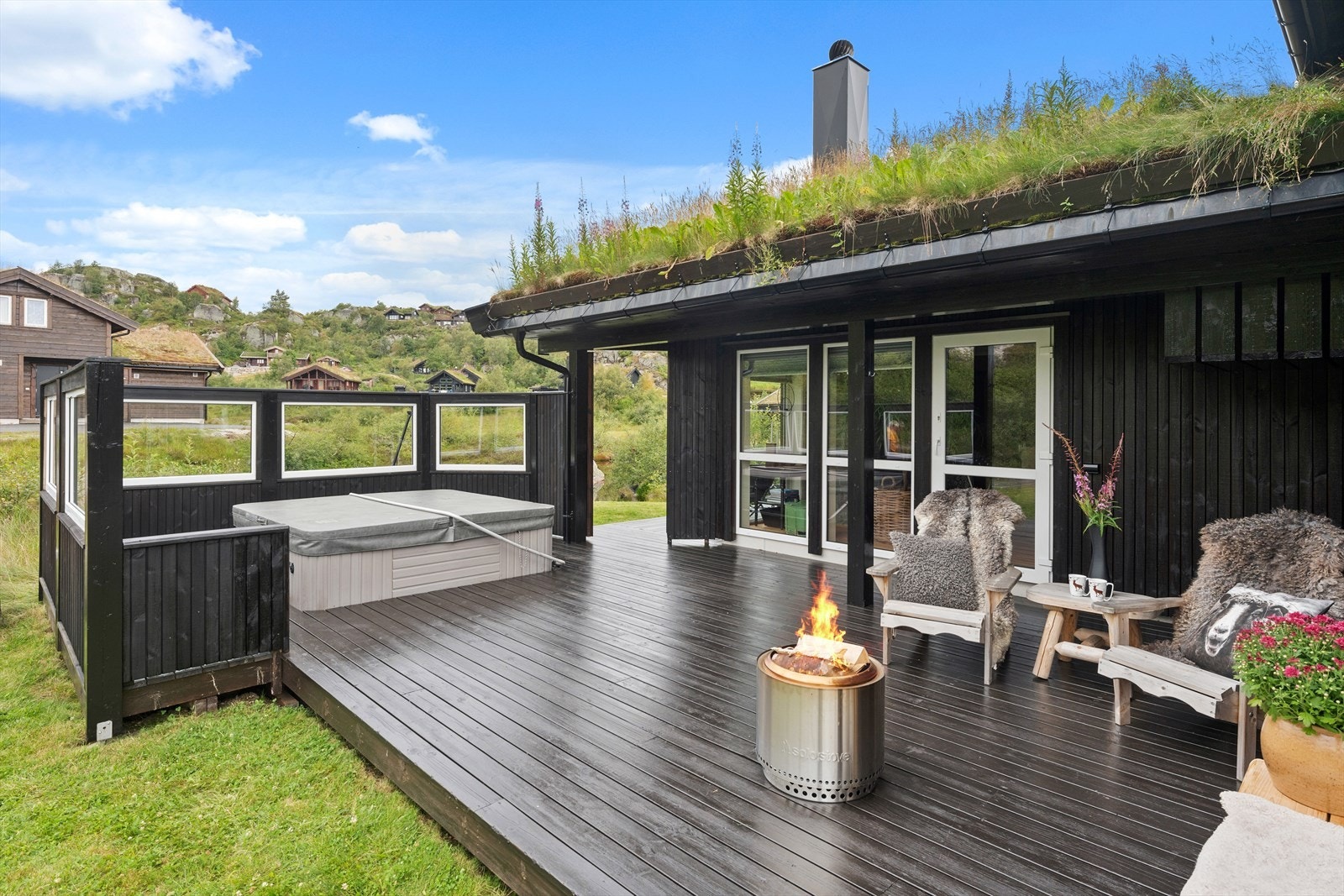 Delvis nedfelt jaccuzzi med en fin levegg Galleribilde