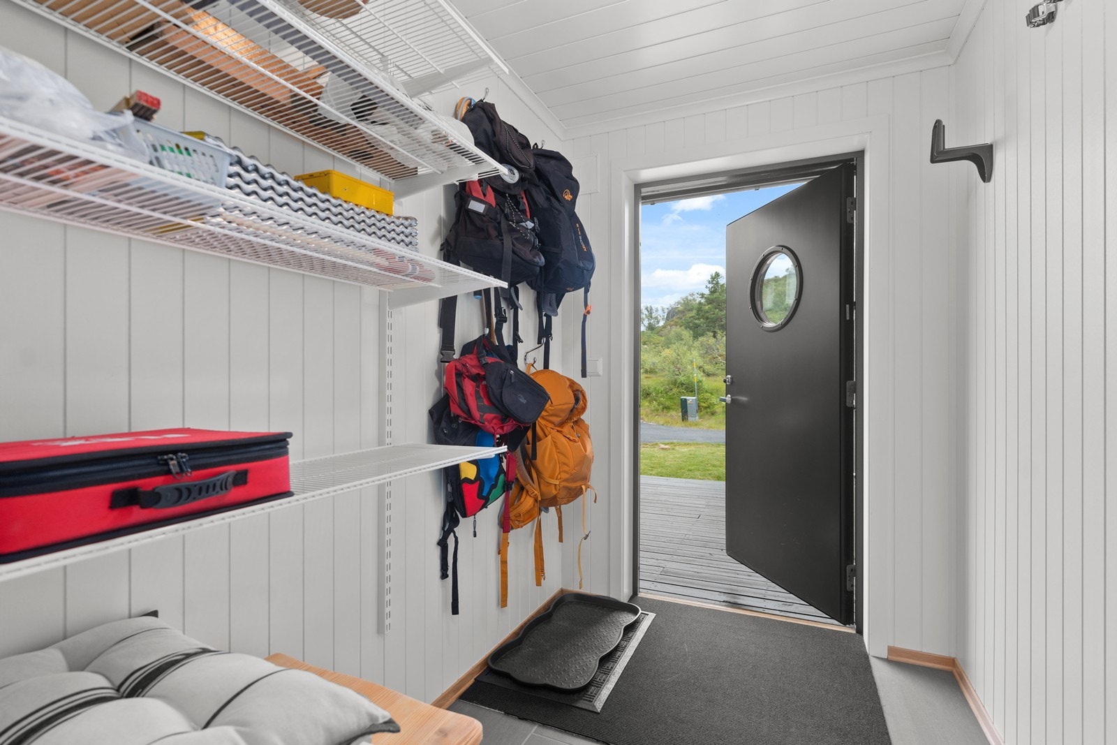 Stort oppbevaringsrom/bod med tilgang til terrassene foran hytten Galleribilde