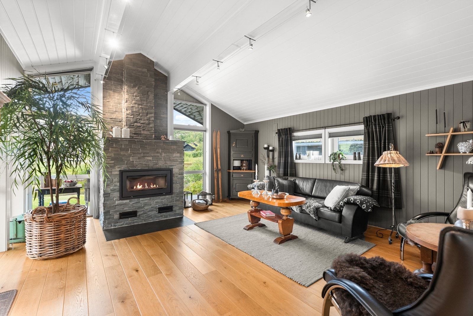 Hytten har et moderne preg med store vindusflater og høy himling som skaper en god atmosfære i rommene Galleribilde