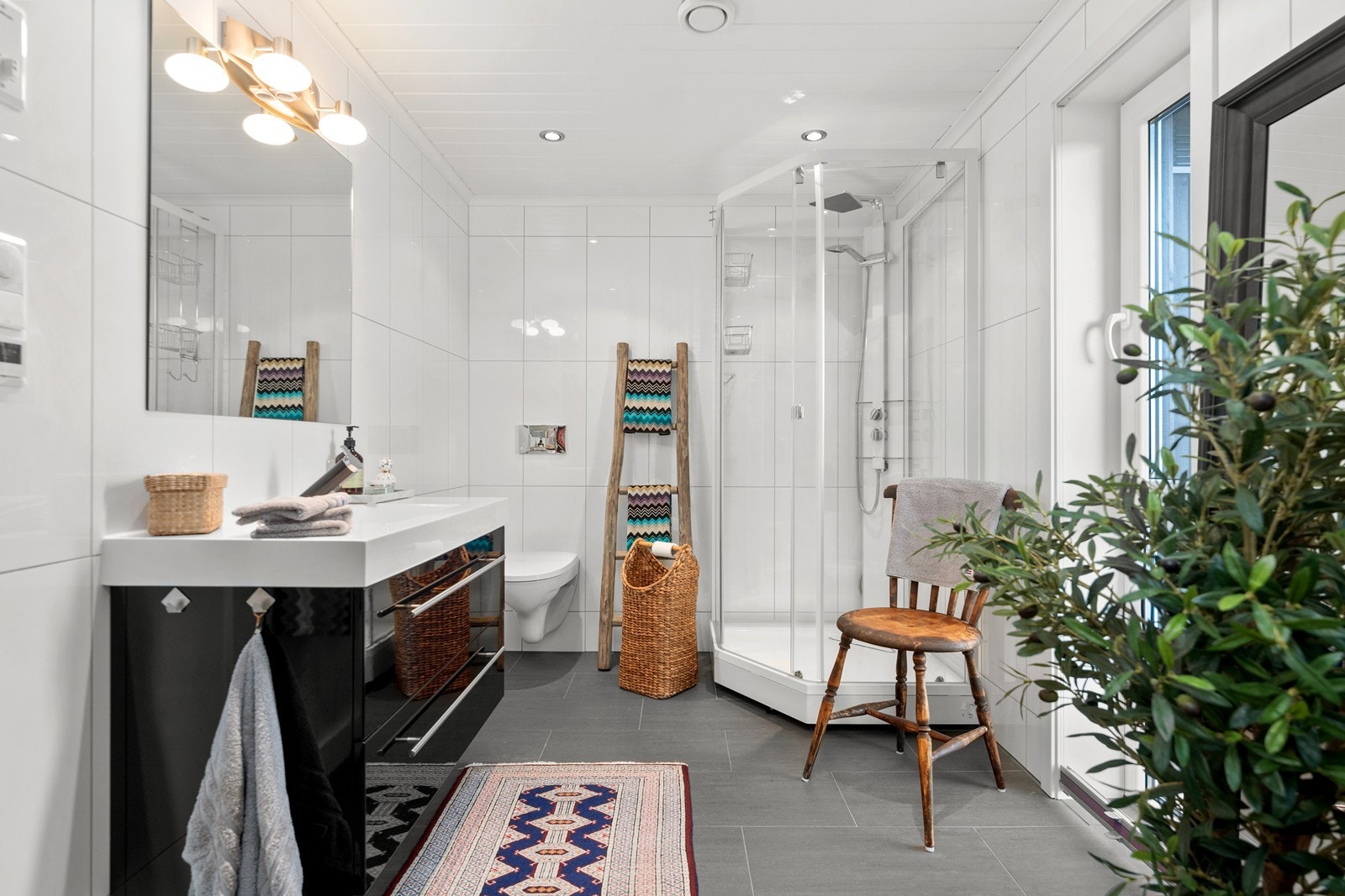 Badet er innredet med stor baderomsinnredning og dusjkabinett Galleribilde