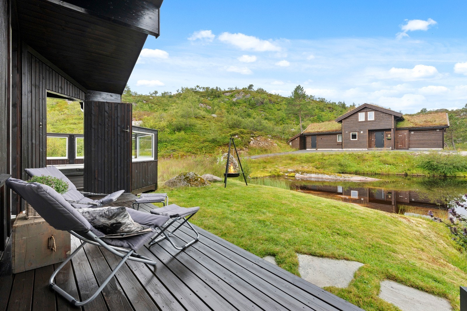 Idyllisk med tjernet og den flotte fjellfloraen rett utenfor hytten Galleribilde