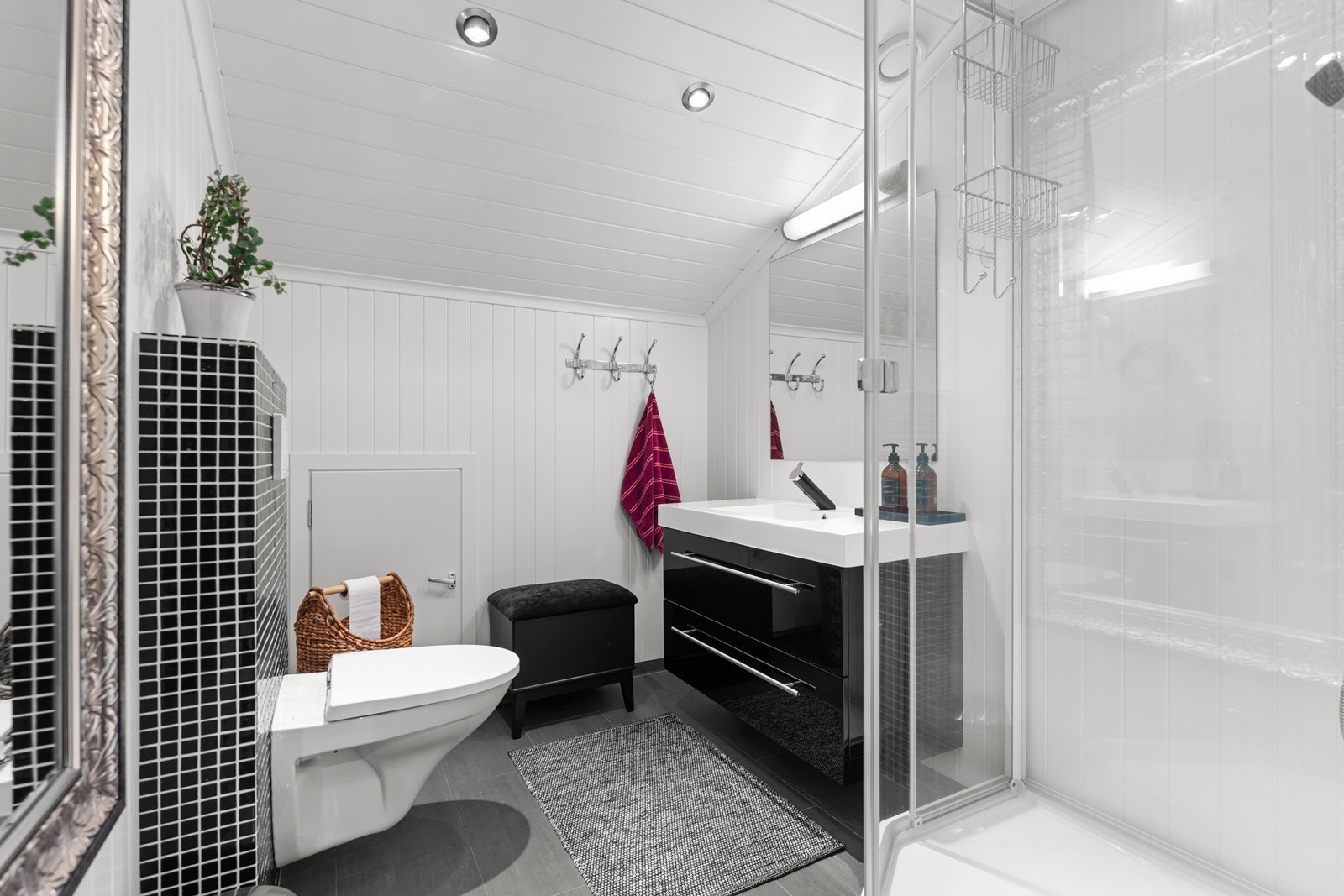 Her er det også stor baderomsinnredning og dusjkabinett Galleribilde