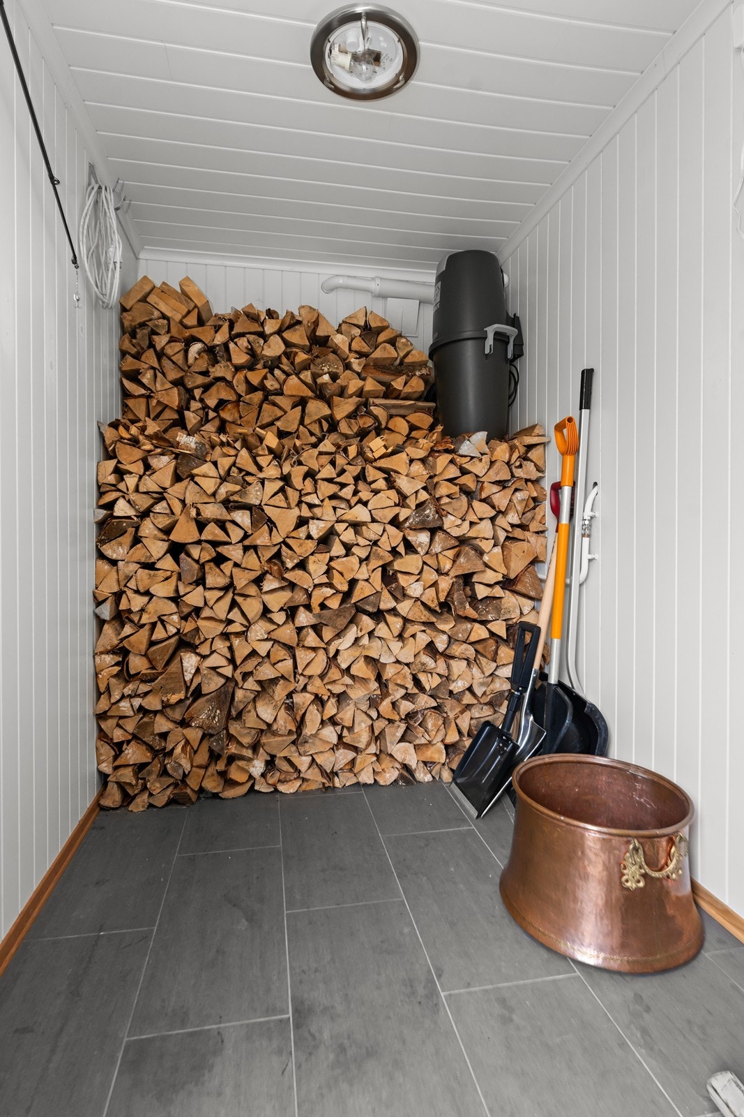 Vedbod ved inngangspartiet Galleribilde