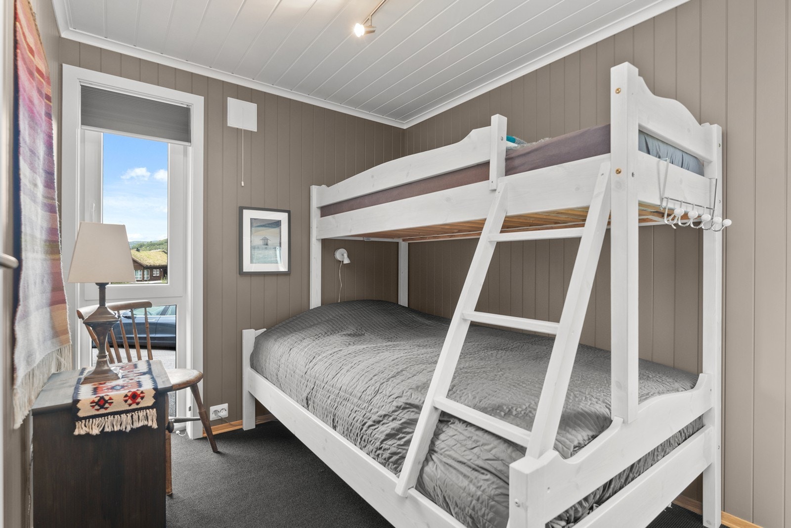 Soverom i 1. etg er innredet med familiekøye (4 av 4) Galleribilde