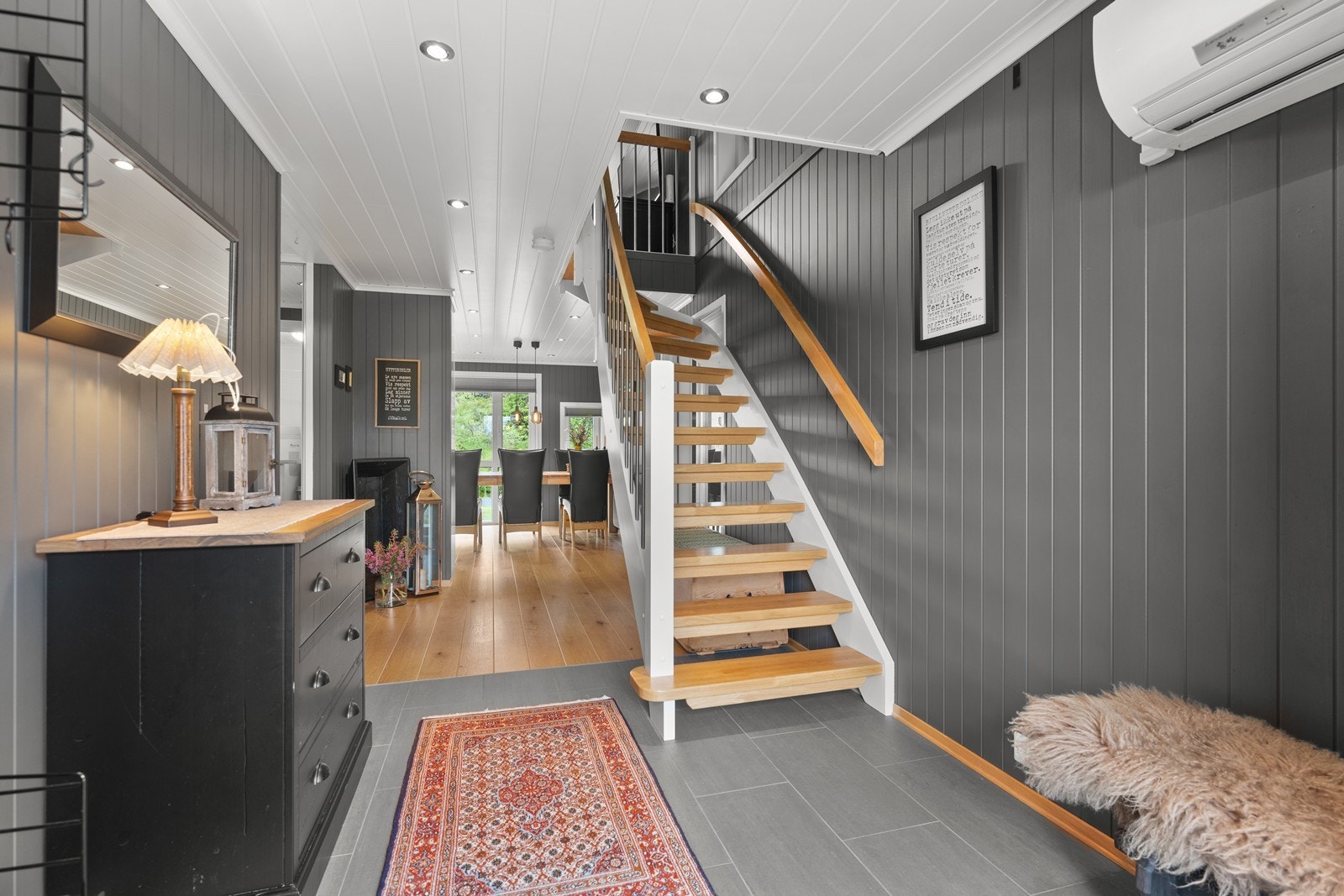 Stor hall med tilgang til oppholdsrommene, soveromsfløyen og loftet Galleribilde