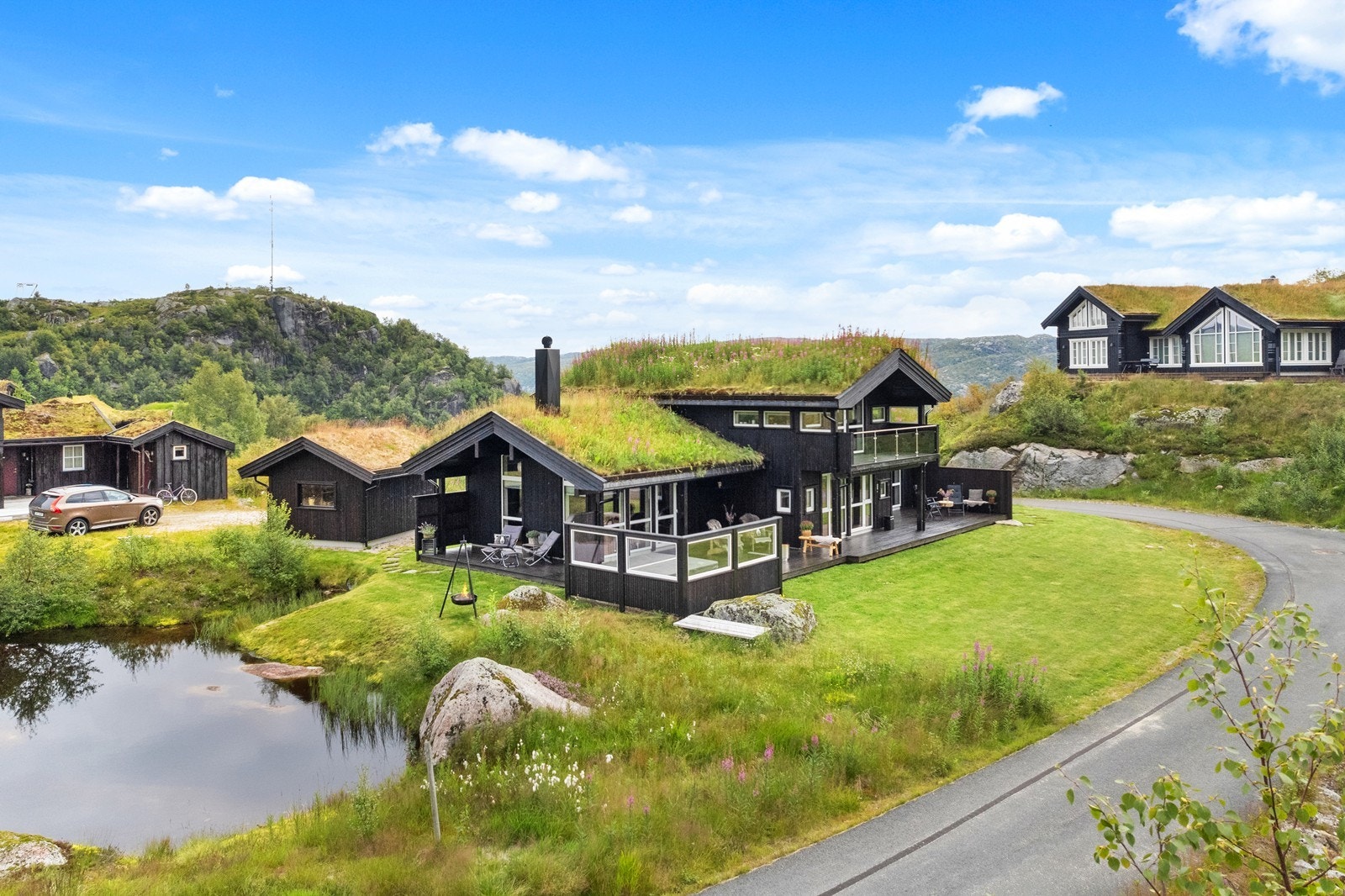 Flott beliggenhet innerst i en blindvei like ved et idyllisk tjern Galleribilde