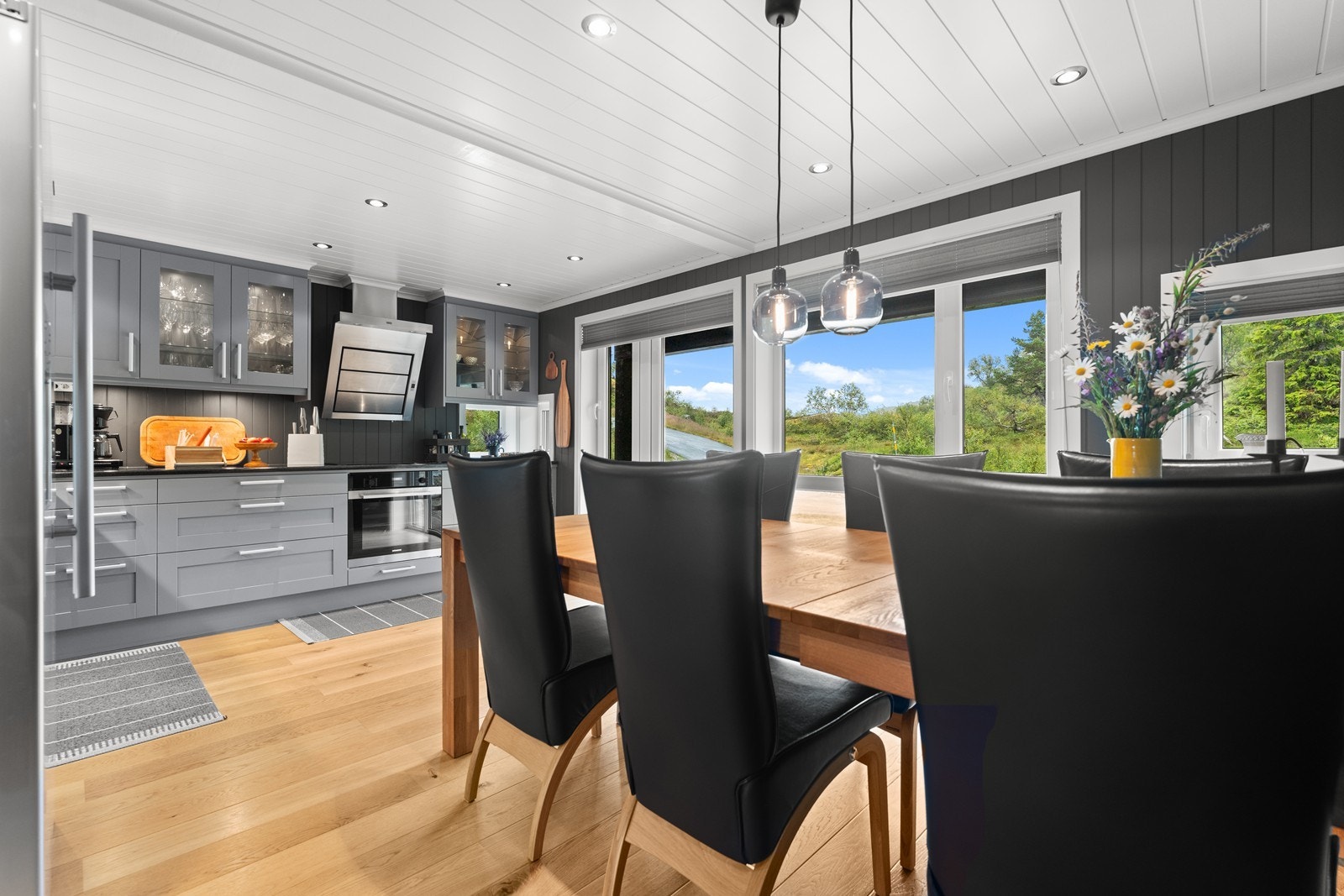 Også på kjøkkenet er det god kontakt medllom inne- og uteområdene Galleribilde