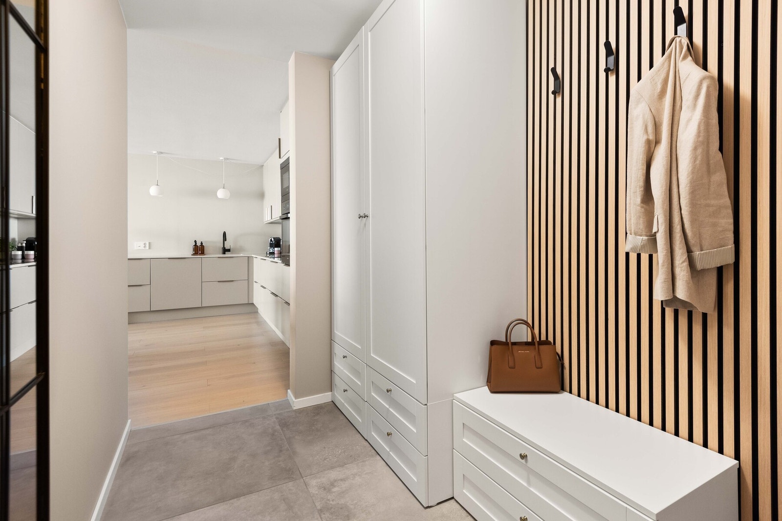 Entréen gir et flott førsteinntrykk av boligen og har flislagt gulv med varmekabler, samt garderobeløsning. Galleribilde