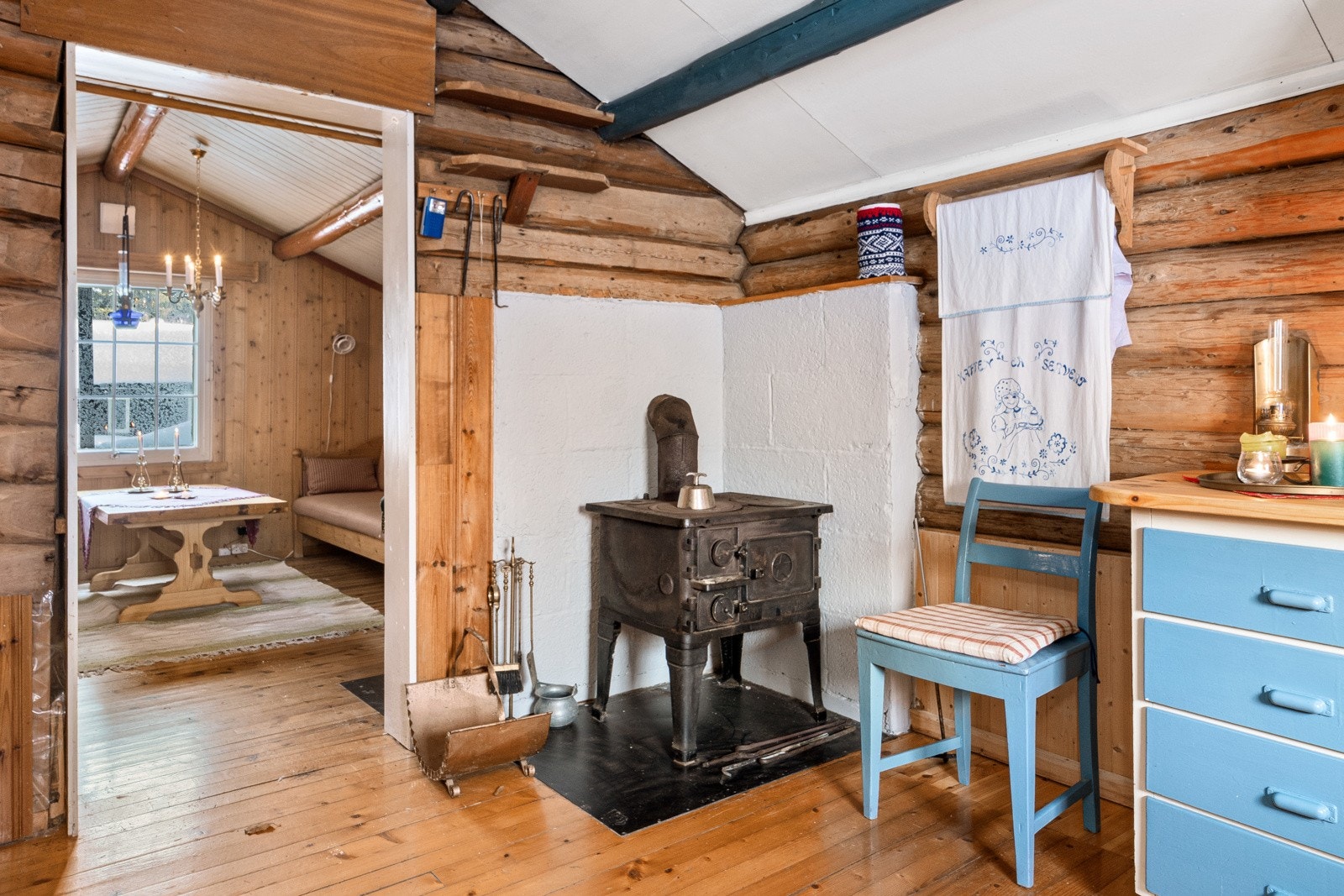 Annekset er også utstyrt med en murt teglpipe og to vedovner som gir ekstra varme og kos. Galleribilde