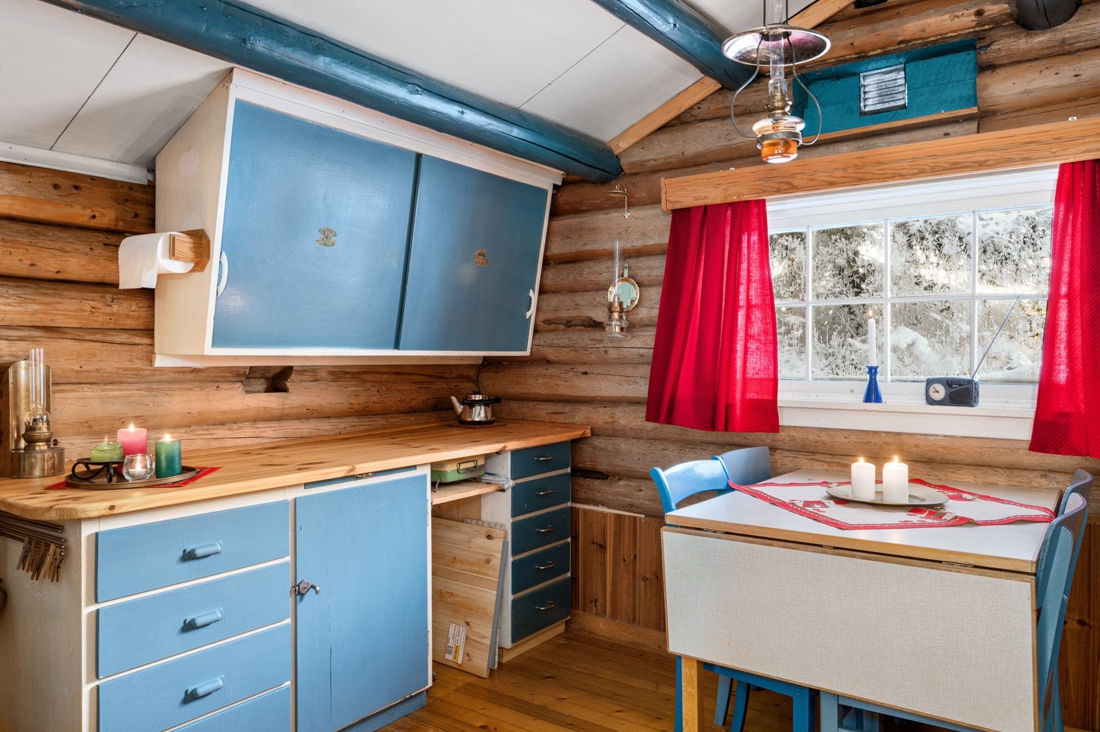 Over- og underskap har slette fronter i malt utførelse, som passer godt inn i den øvrige hytte-stilen. Galleribilde