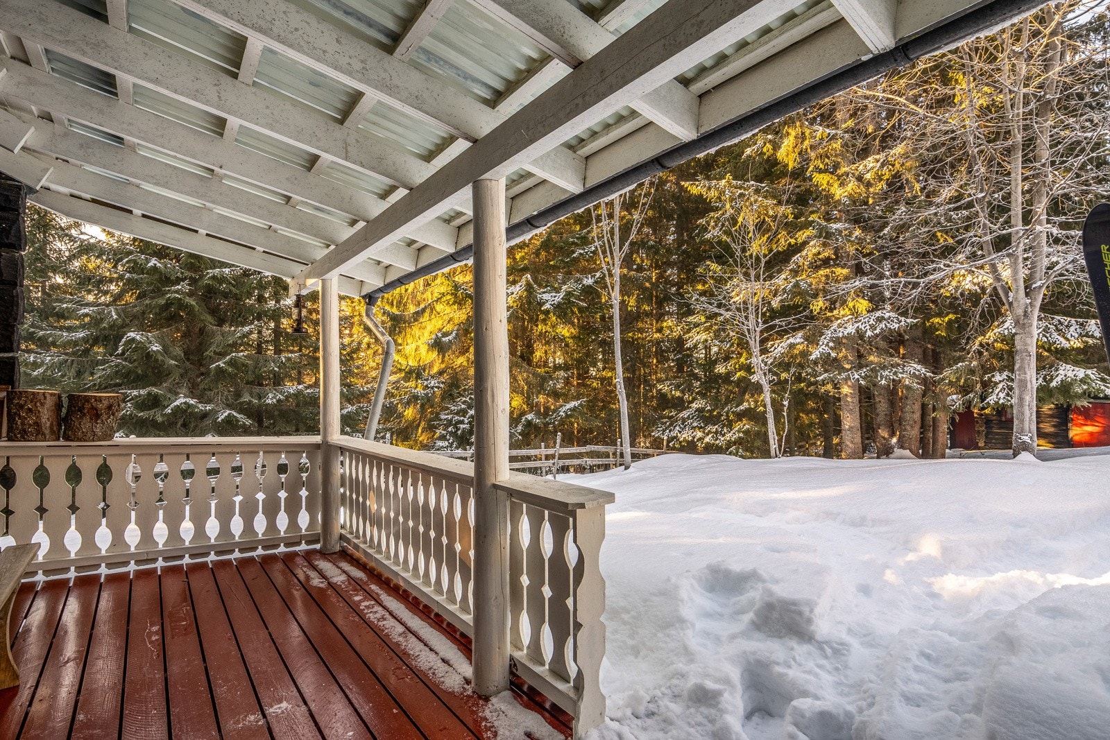 Hyttens inngangsparti byr på en romslig veranda som gir mulighet for utemøblering, perfekt for å nyte roen ute i naturen. Galleribilde