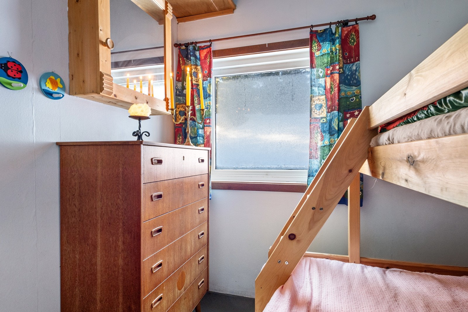 Nåværende eier har utnyttet plassene optimalt ved å bruke køyesenger, som gir plass til flere soveplasser. Galleribilde