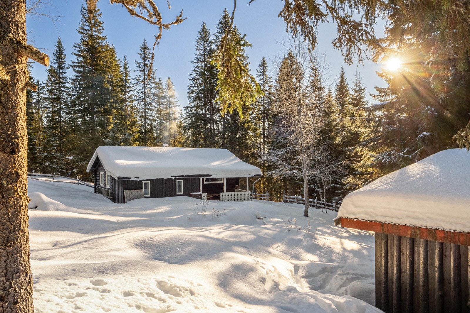 Eiendommen ligger i et naturskjønt område med hytte- og skogbruksbebyggelse, og byr på fine tur- og friluftsområder i umiddelbar nærhet. Galleribilde