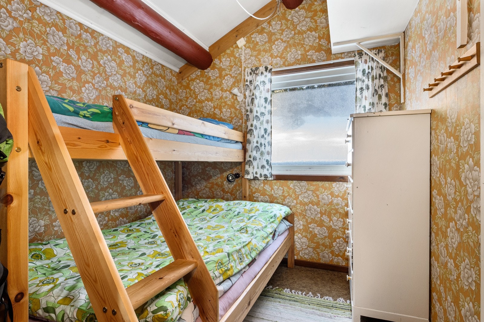 Hytten har to soverom, begge med plass til seng og kommode. Galleribilde