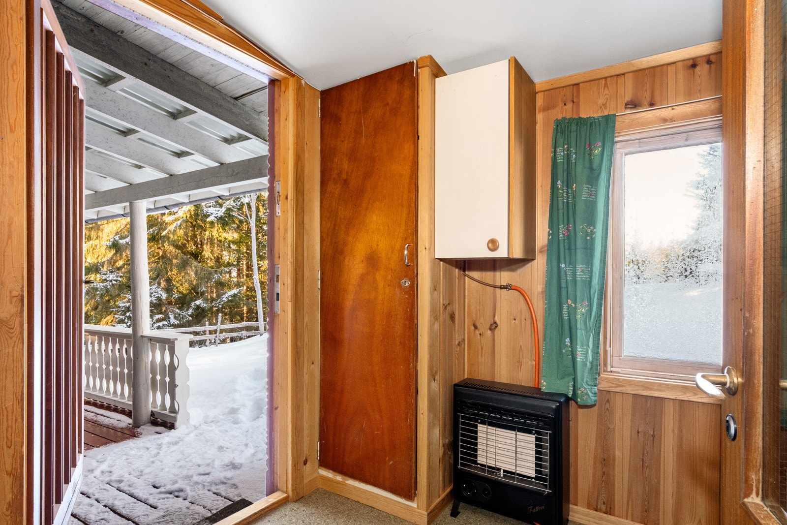 Hyttas entré gir god mulighet for oppbevaring av yttertøy. Galleribilde