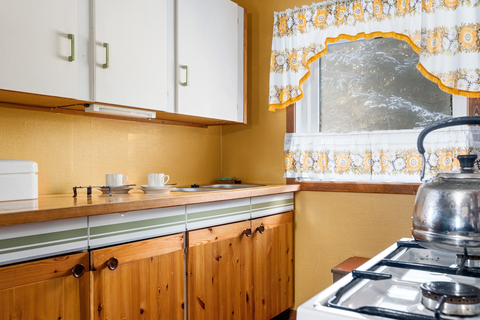 Plassen er tilpasset for frittstående gasskomfyr og gasskjøleskap. Galleribilde