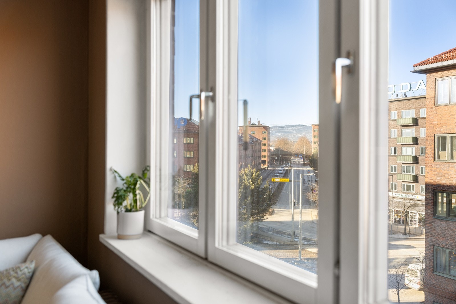 Fra stuevindu har du fin utsikt over nærområdet. Galleribilde