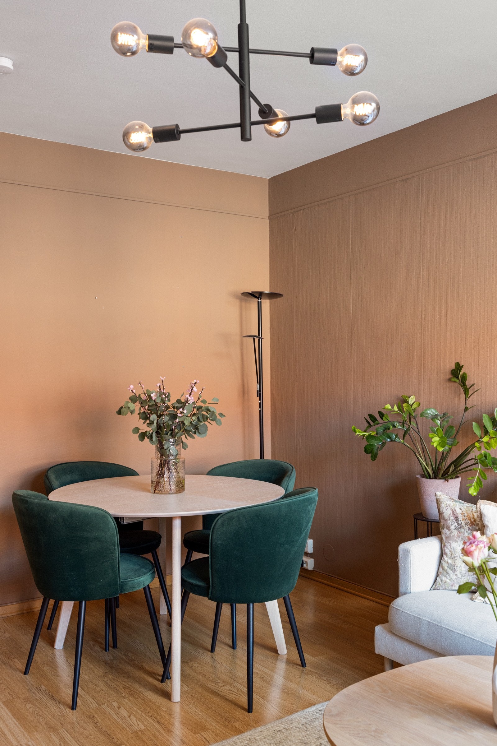 Fin plass til spisebord i en naturlig del av rommet. Galleribilde