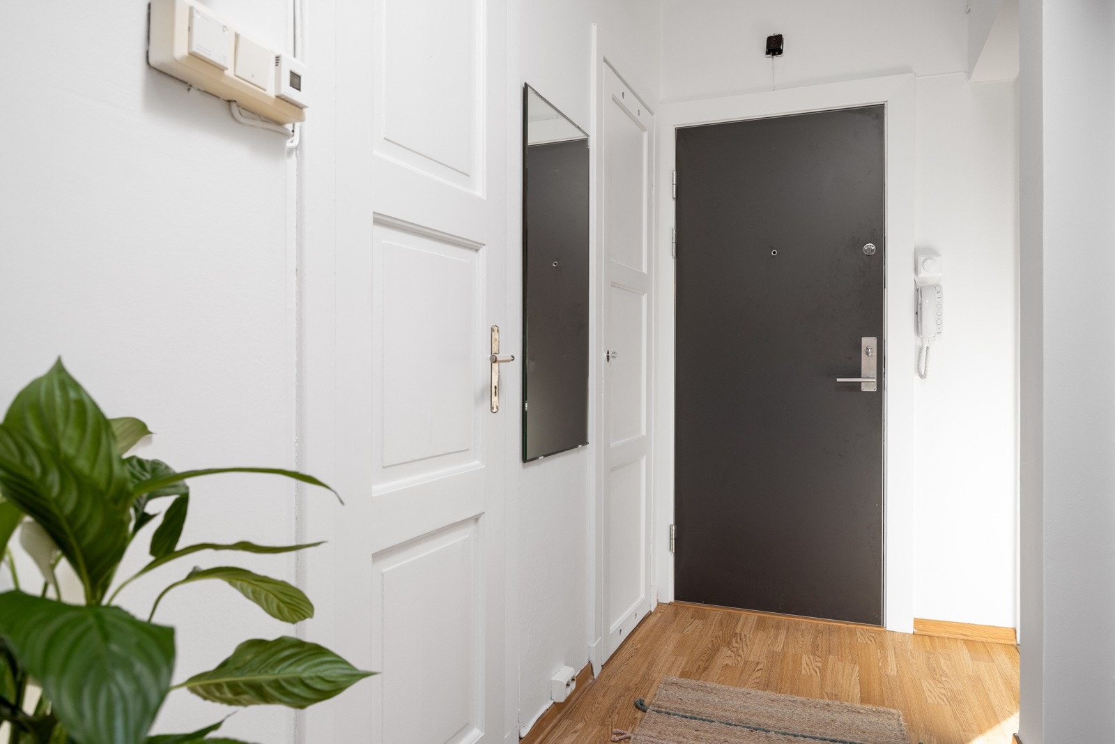 Velkommen inn! Det første som møter deg er en romslig entré med god plass til å henge fra seg yttertøy og sko. Galleribilde