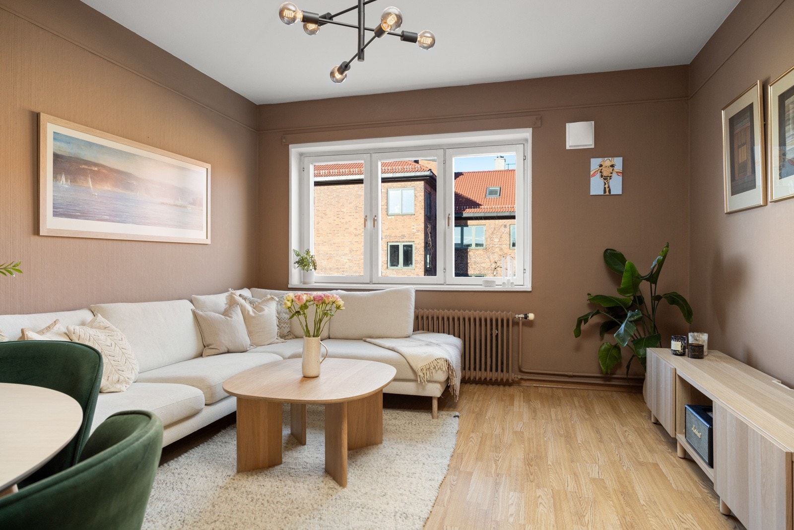 I stuen er det god plass til spisegruppe, sofa, tv-seksjon og tilhørende møblement. Galleribilde
