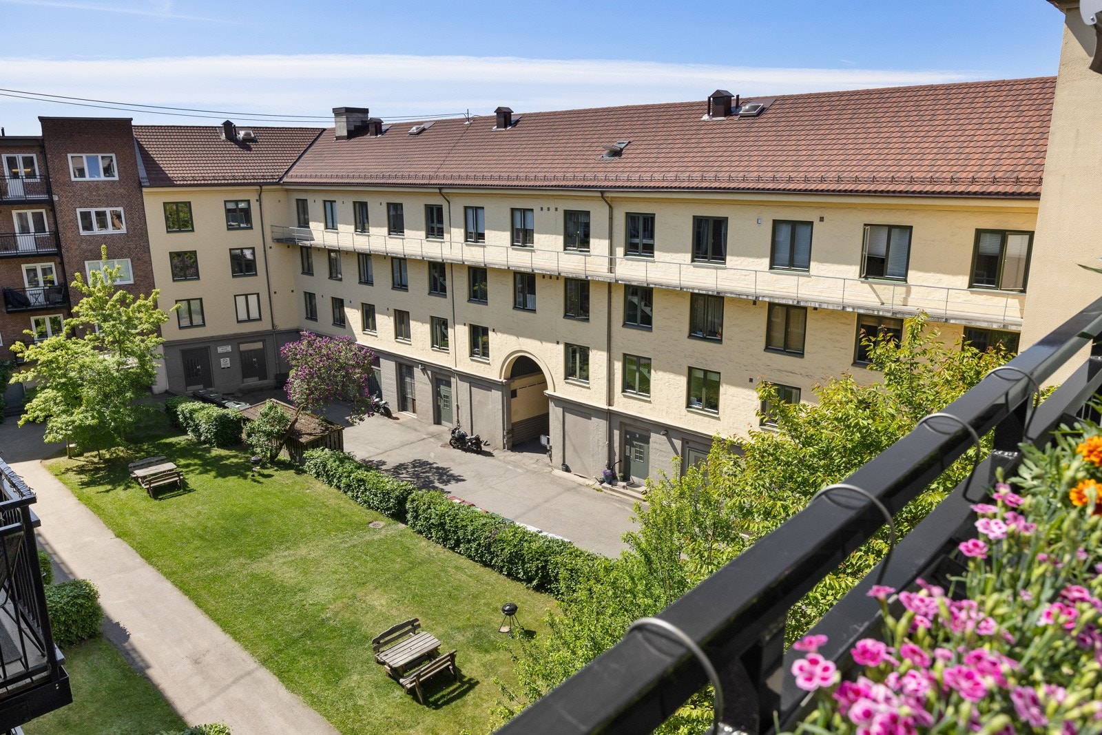 Her befinner du deg høyt og fritt, med flott utsikt over pene, opparbeidede fellesarealer. Galleribilde