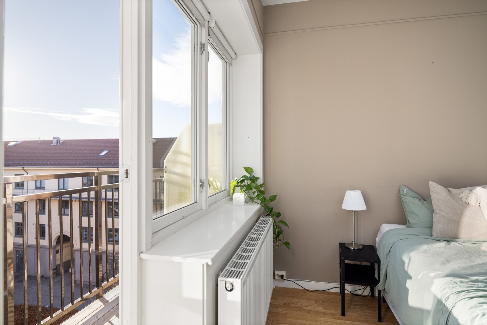 Fra soverommet er det utgang til en sydvendt balkong på ca. 4,3 m2. Galleribilde