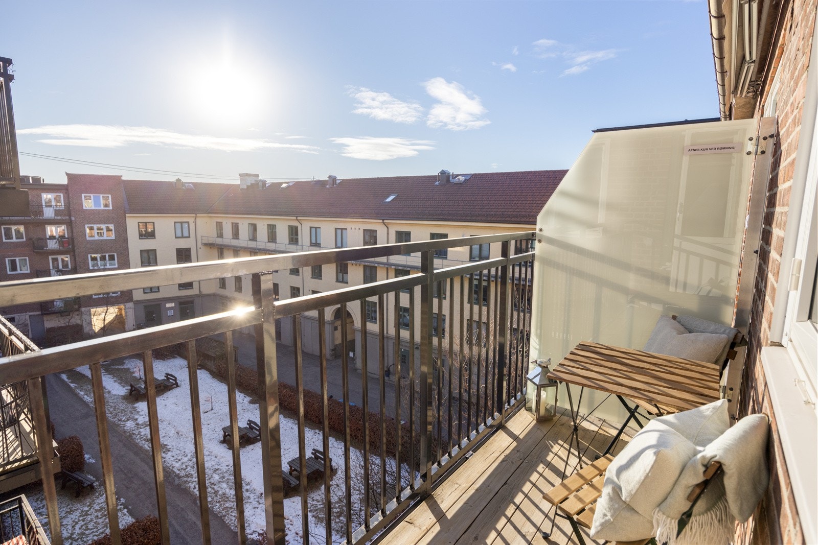 Balkongen byr på strålende solforhold fra ca. kl 11-20 på sommerstid. Galleribilde