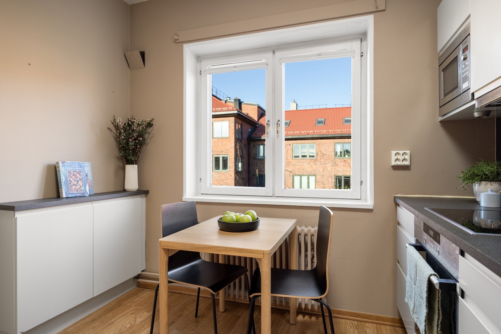På kjøkken er det plass til spisebord med utsikt over nærområdet. Galleribilde