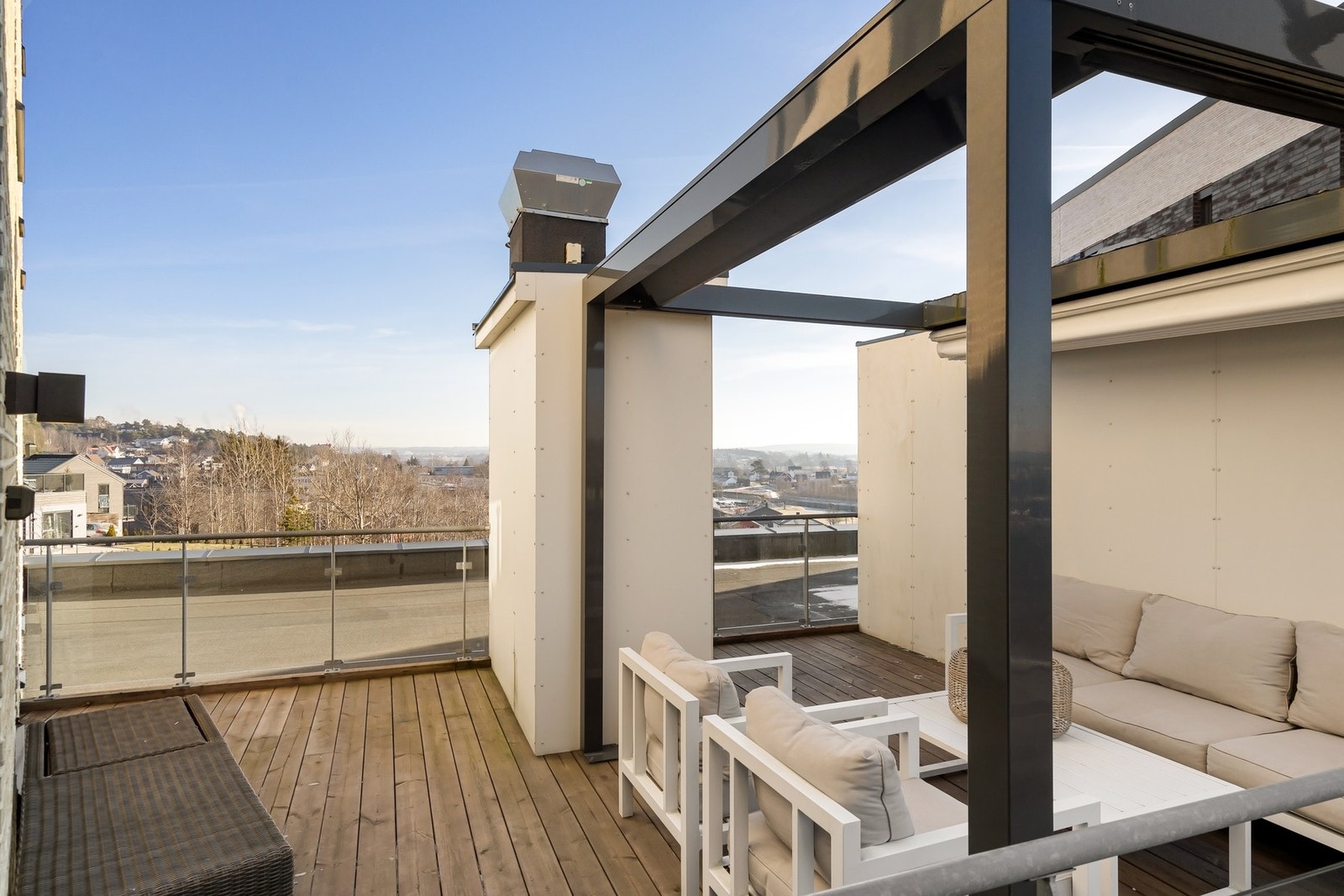 Det er en bod på takterrassen og i tillegg en bod i kjelleren. Galleribilde